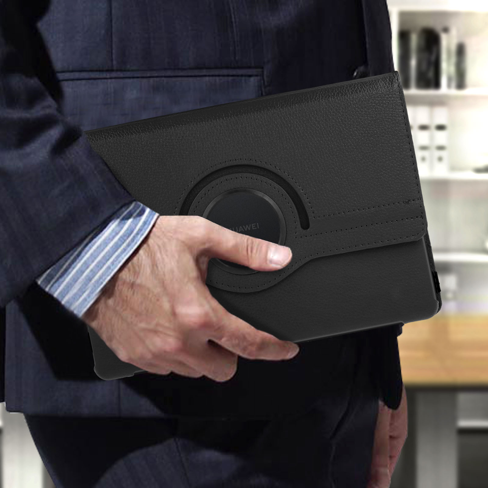 Una persona che tiene una custodia nera per tablet. La custodia ha un design circolare.