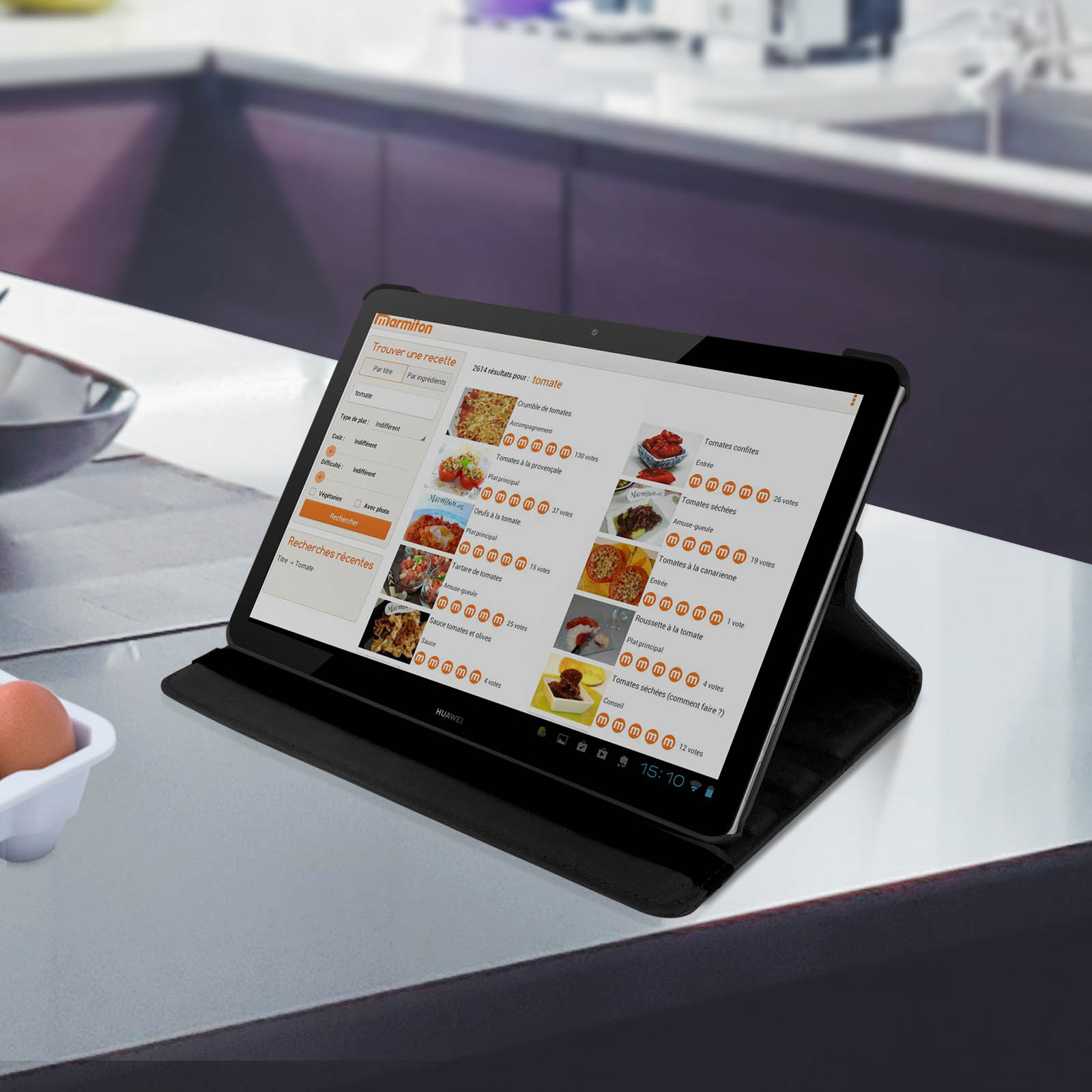 Tablet con app di ricette in ambiente cucina.