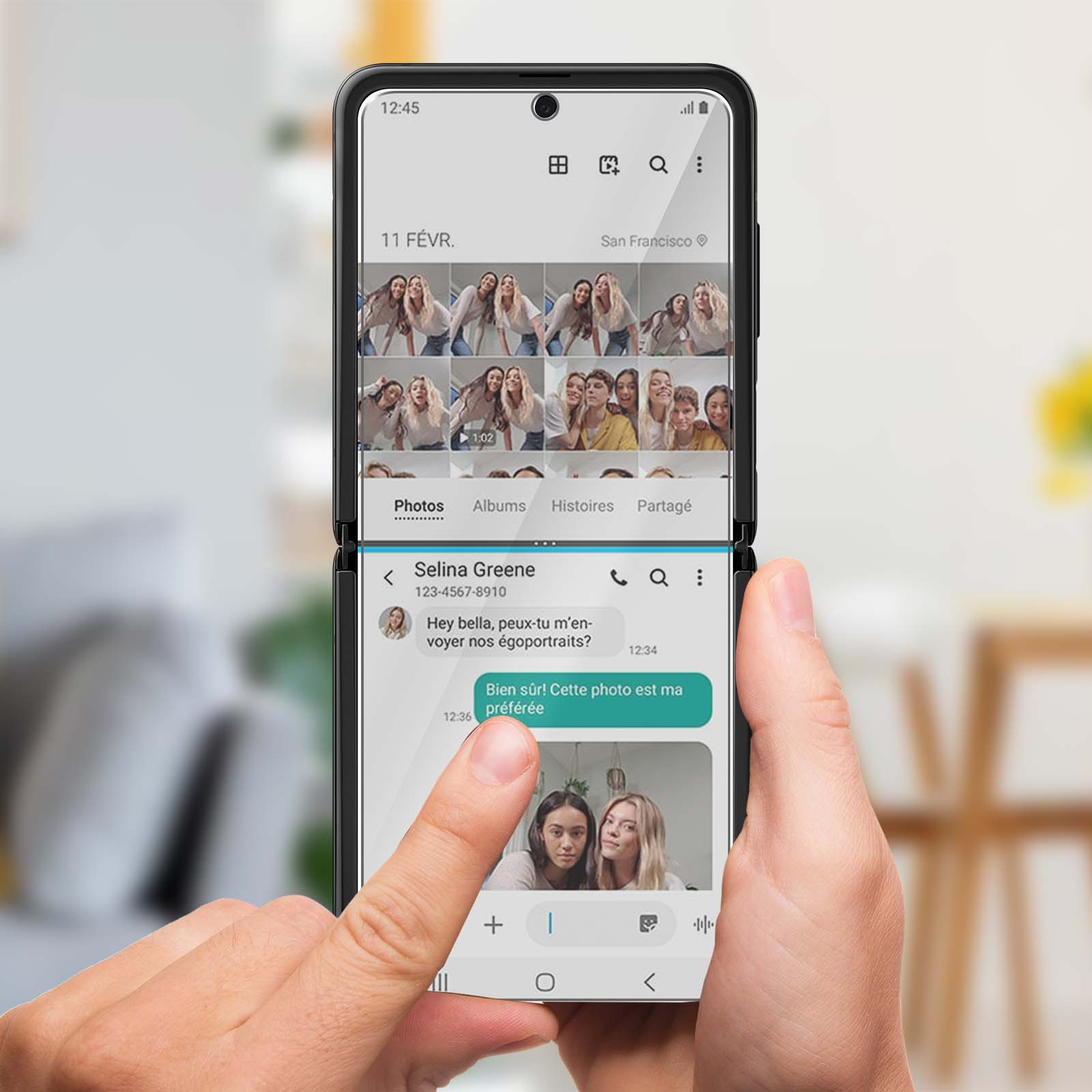 Una persona tiene in mano un telefono pieghevole. Lo schermo mostra foto e una conversazione.