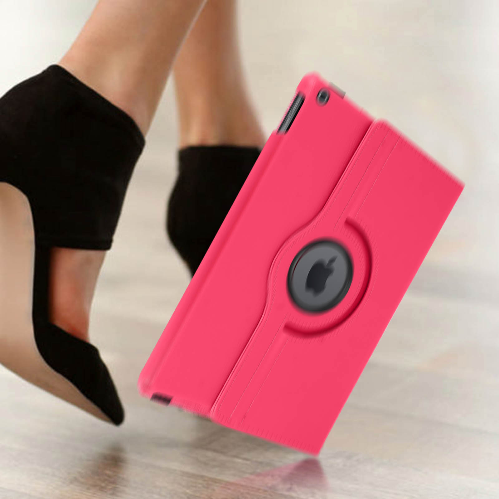 Custodia per tablet rosa. Le gambe e i tacchi di una donna sono sullo sfondo.
