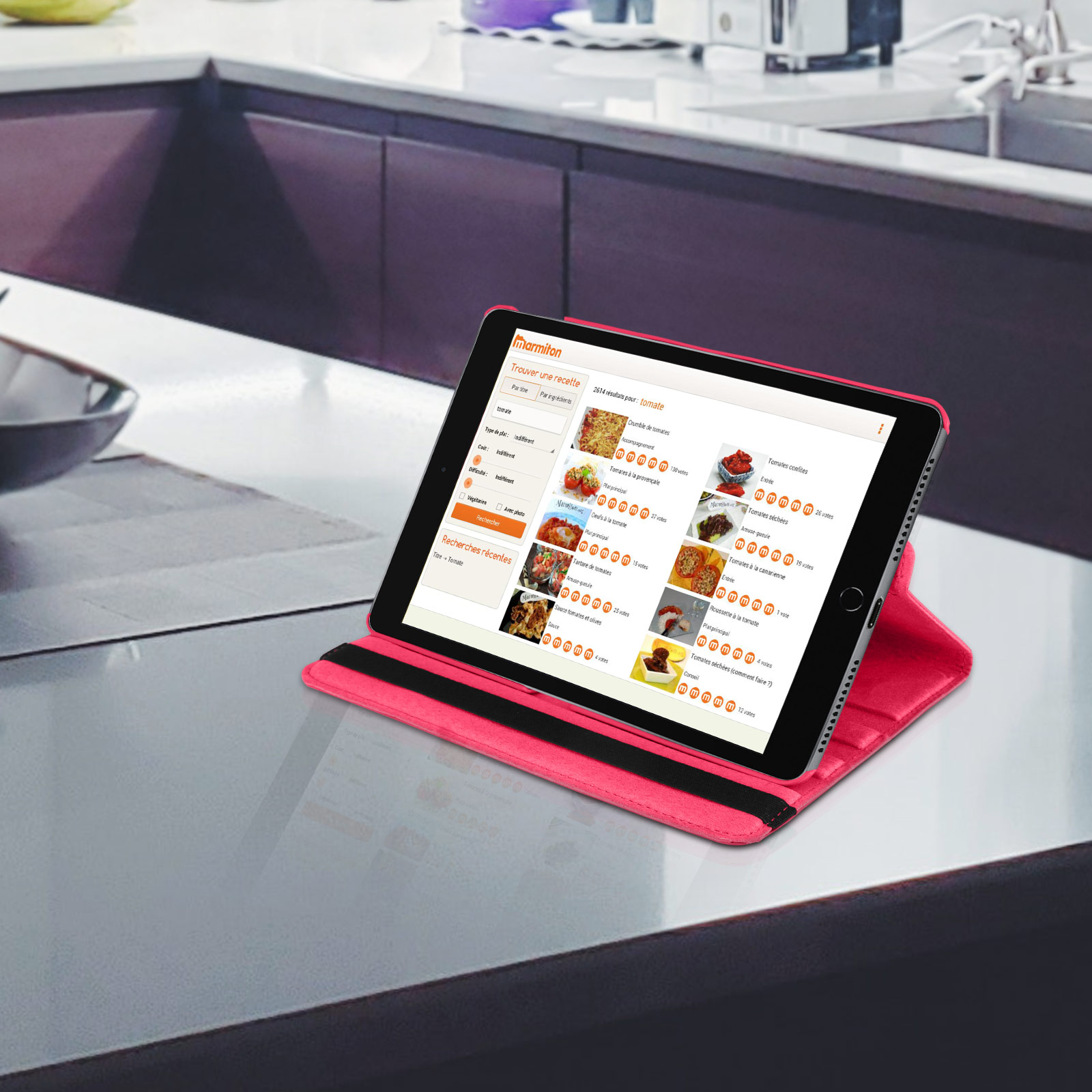 Un tablet in una custodia rosa è su un tavolo. Lo schermo mostra un sito web di ricette.