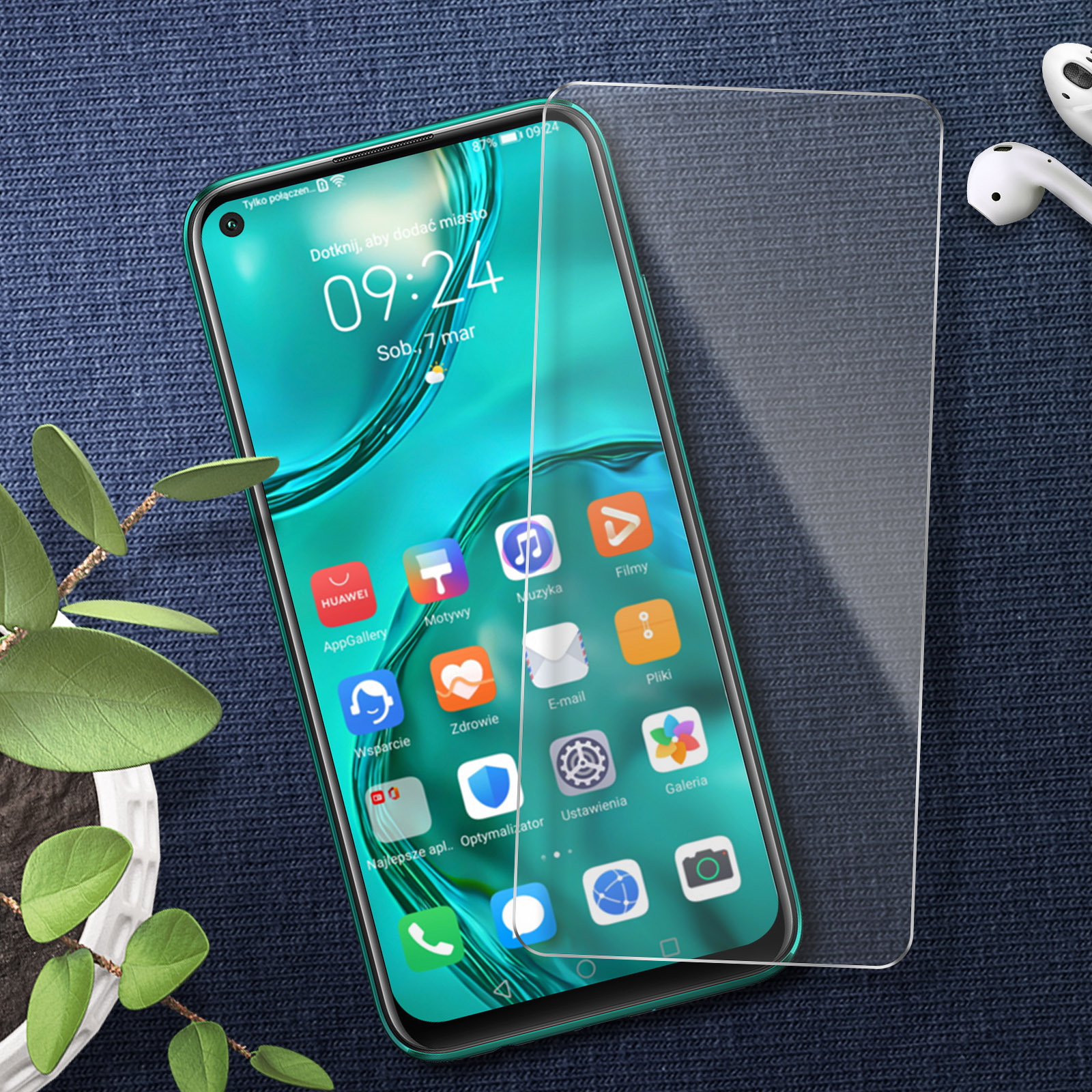 Uno schermo del telefono con icone viene mostrato accanto a una protezione per lo schermo e un paio di auricolari.
