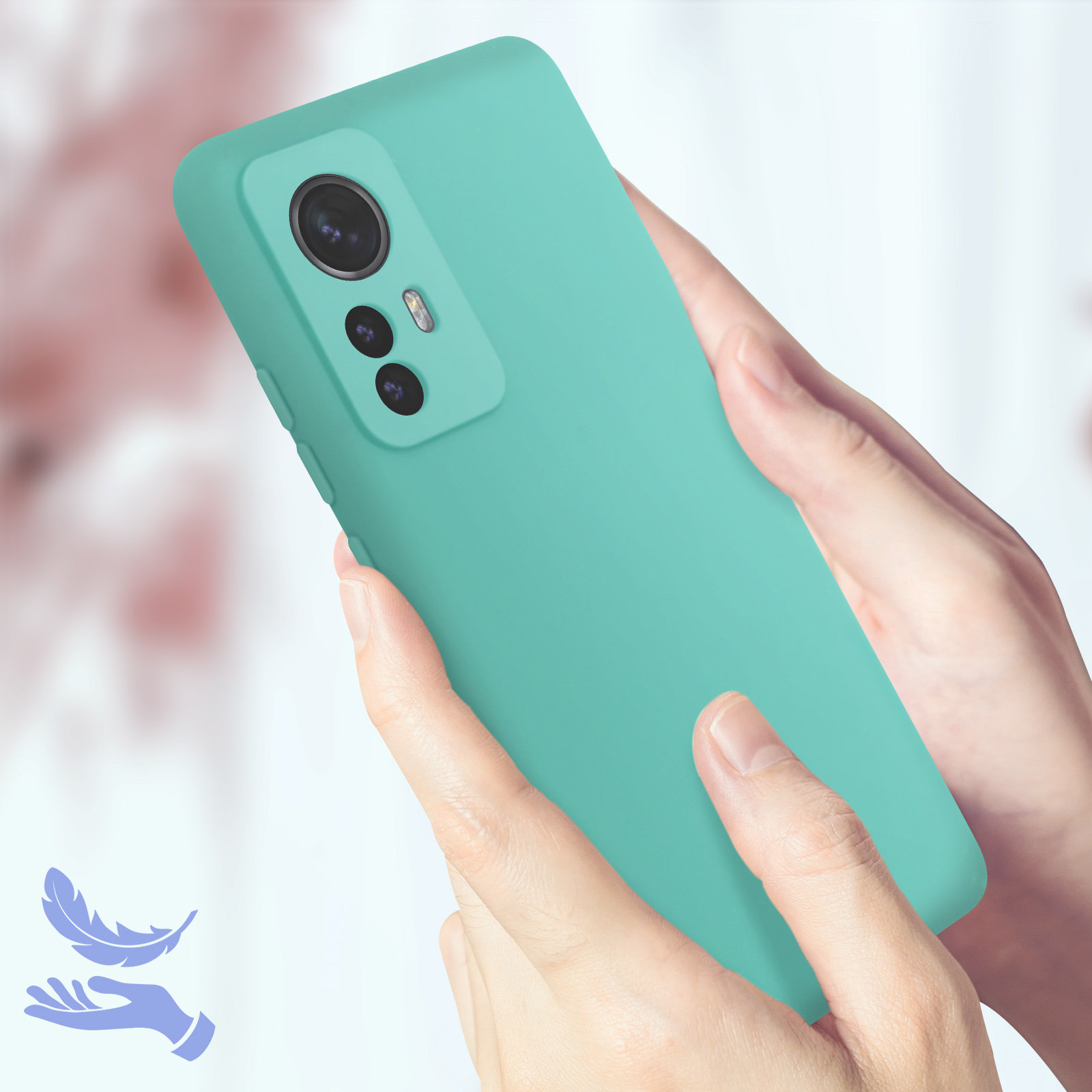 Mani che tengono una custodia per telefono verde menta con tripla fotocamera e flash.