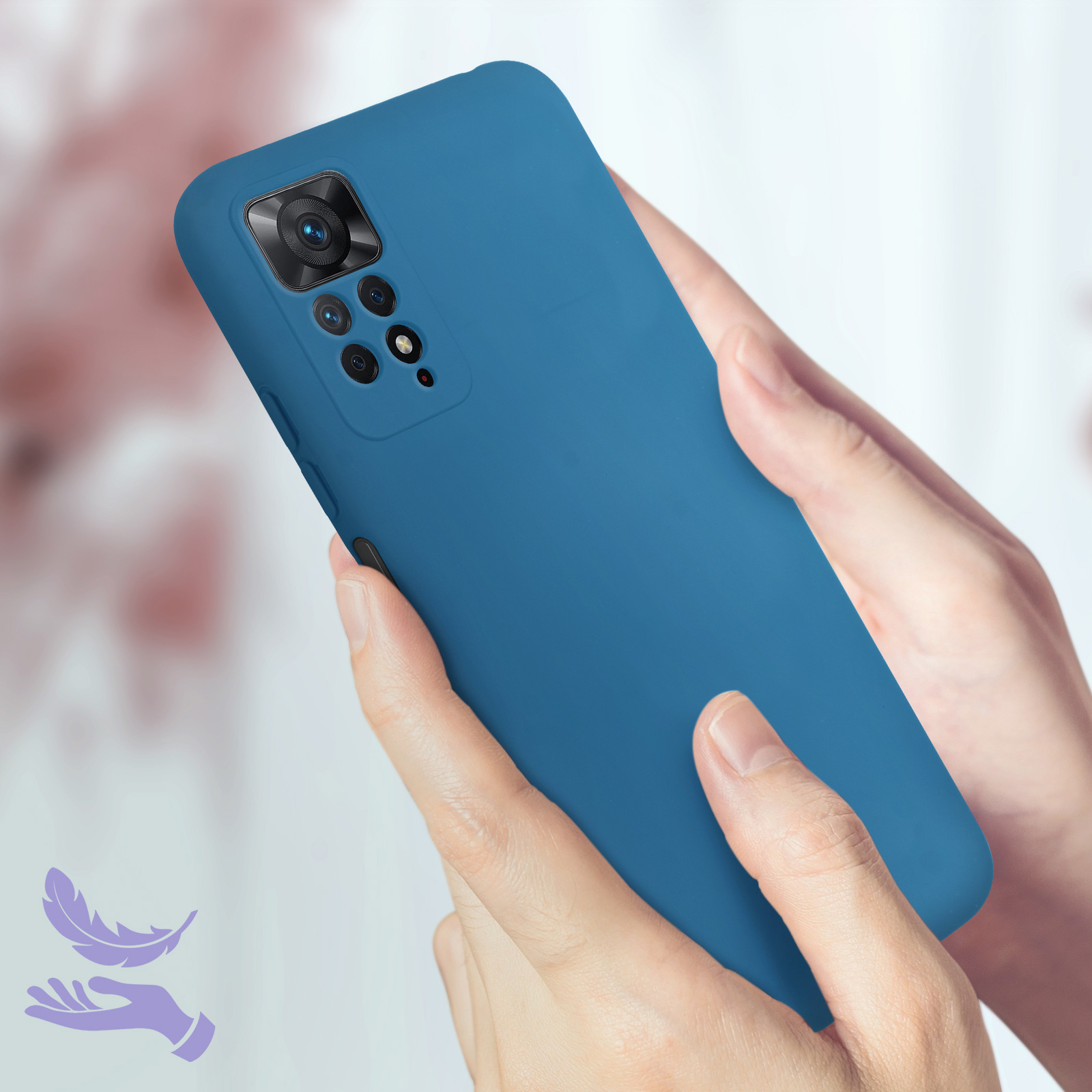 De handen van een persoon die een blauwe telefoonhoes vasthoudt. Achtergrond is wazig.