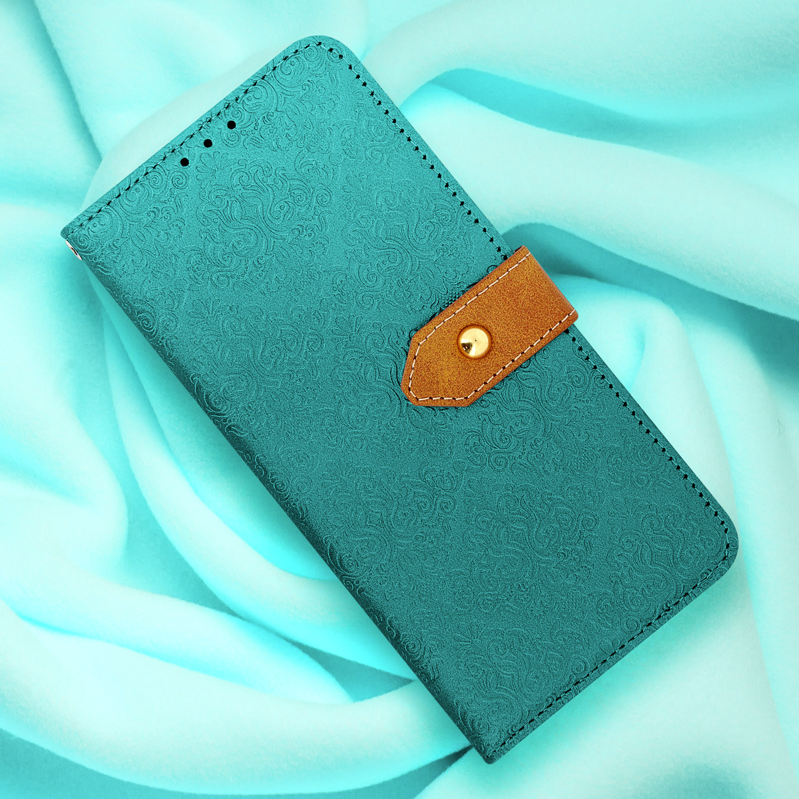 Coque de téléphone à motifs turquoise avec un accent marron. L'étui a une fermeture à bouton.