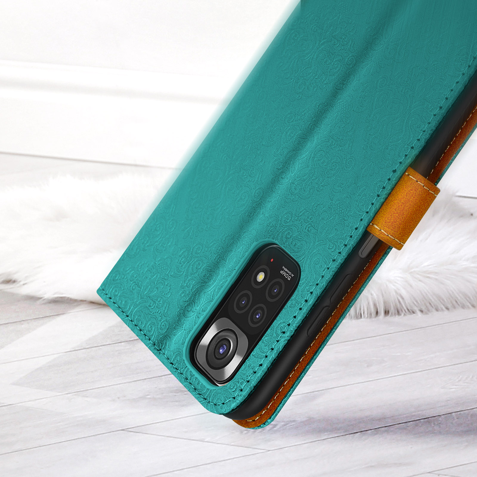 Coque de téléphone turquoise ouverte, révélant un téléphone. L'étui a un motif.