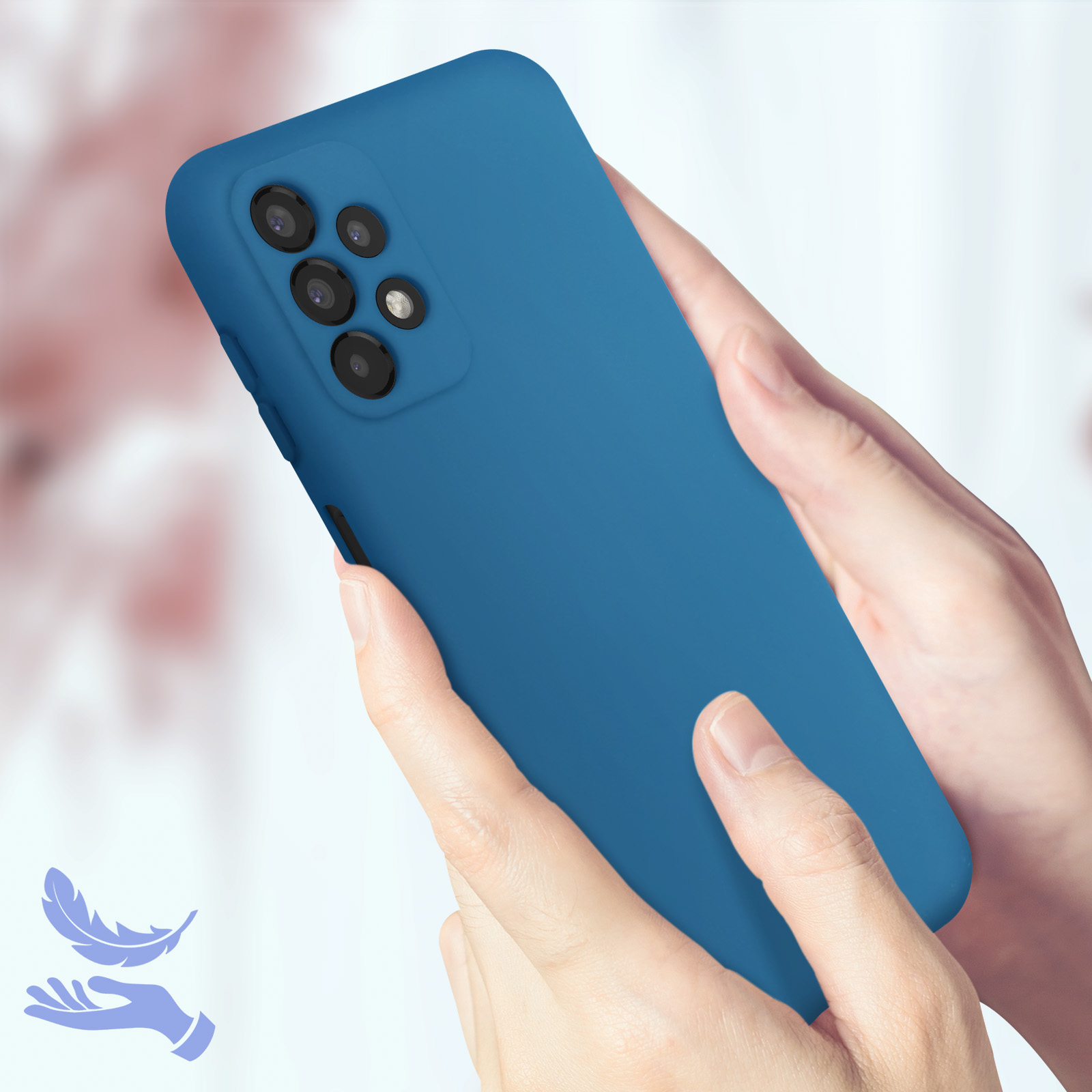 Een hand die een blauwe telefoonhoes vasthoudt, met telefooncamera's, op een witte achtergrond.