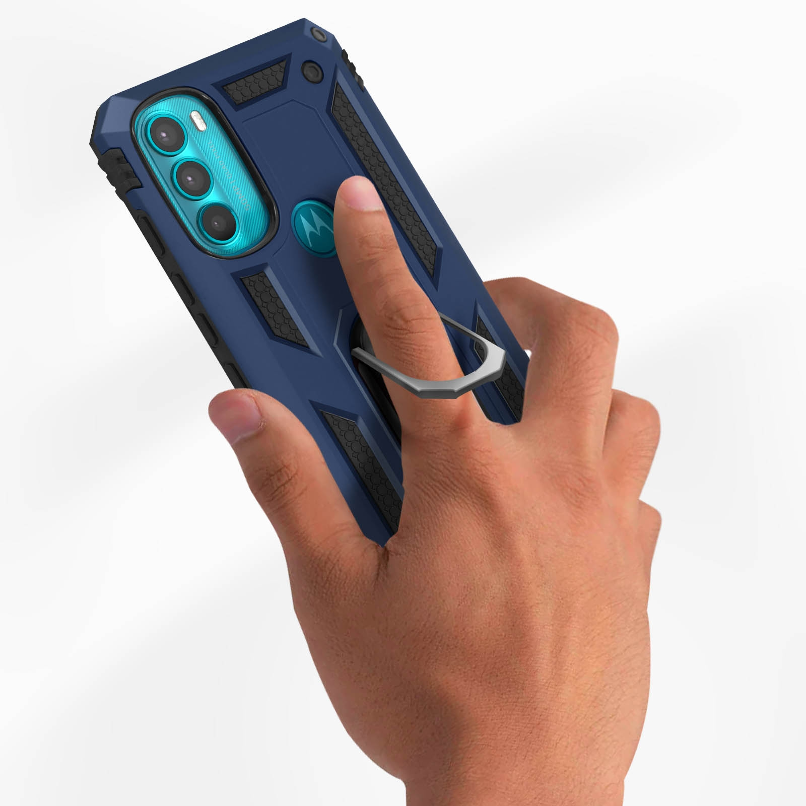 Una mano che tiene una custodia blu e nera con un supporto ad anello argentato su sfondo bianco.