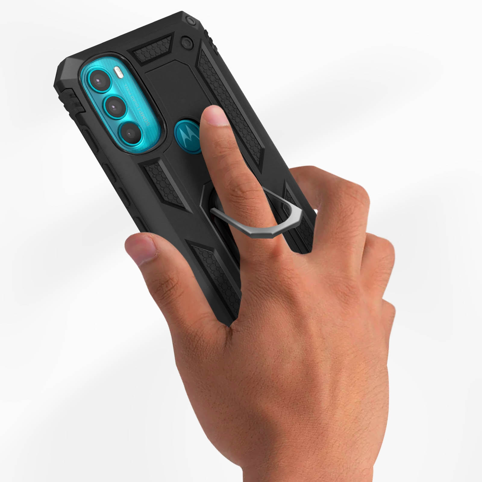 Una mano tiene una custodia nera con supporto ad anello. Il telefono ha più fotocamere.