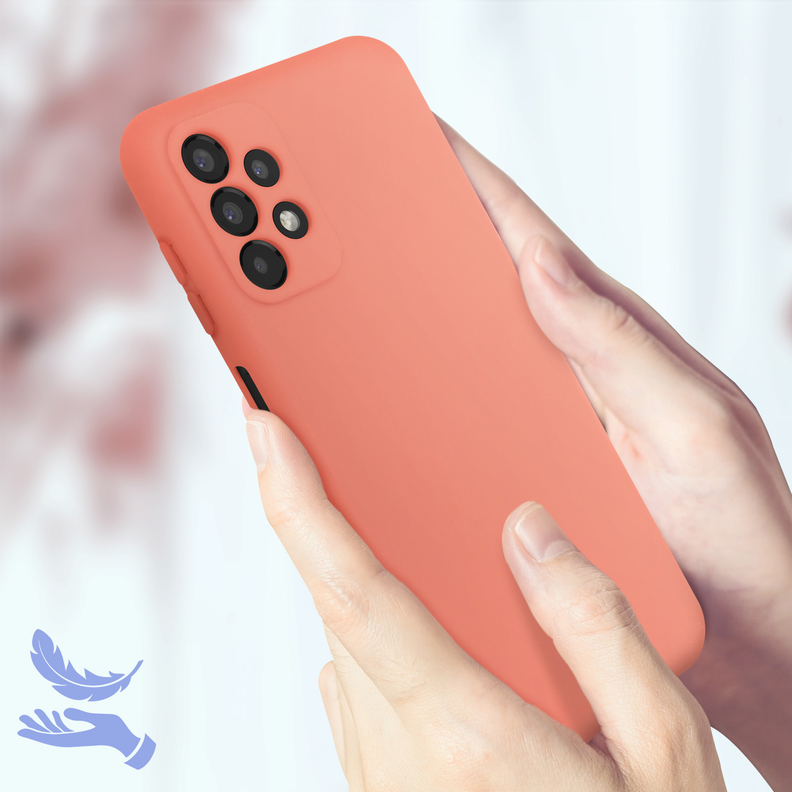 Koraal telefoonhoesje met een camera sectie, een hand houdt de telefoon vast.