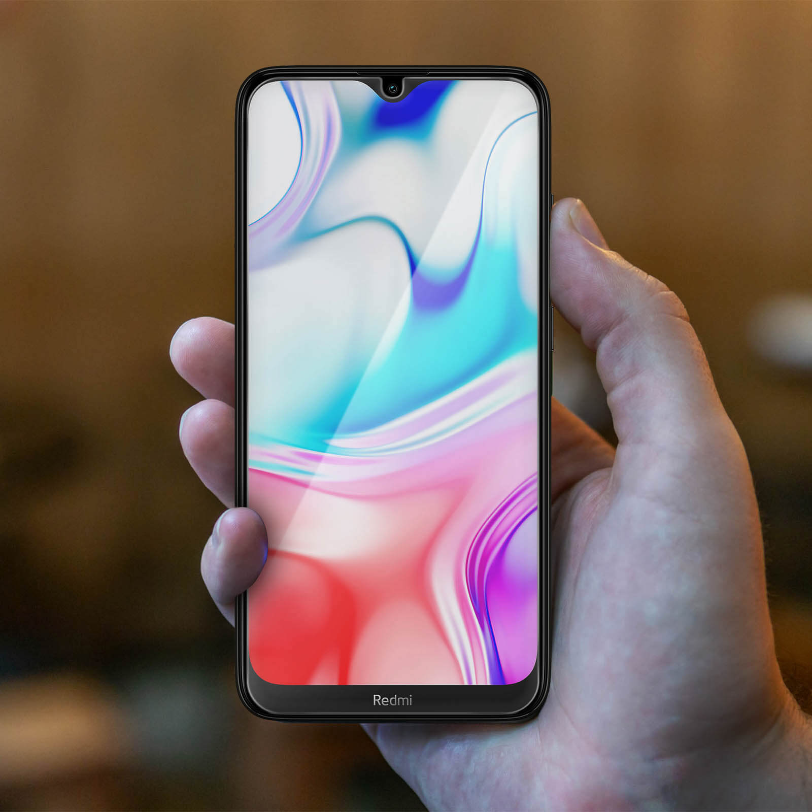 Hand die een telefoon met helder scherm vasthoudt. Telefoon toont abstract beeld.