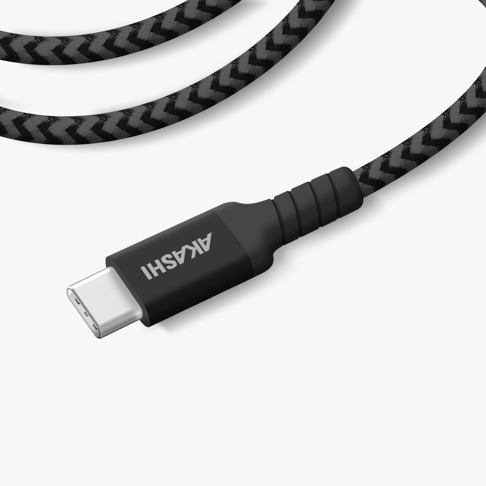 Cavo USB-C nero con logo AKASHI e connettore bianco. Cavo su sfondo chiaro.