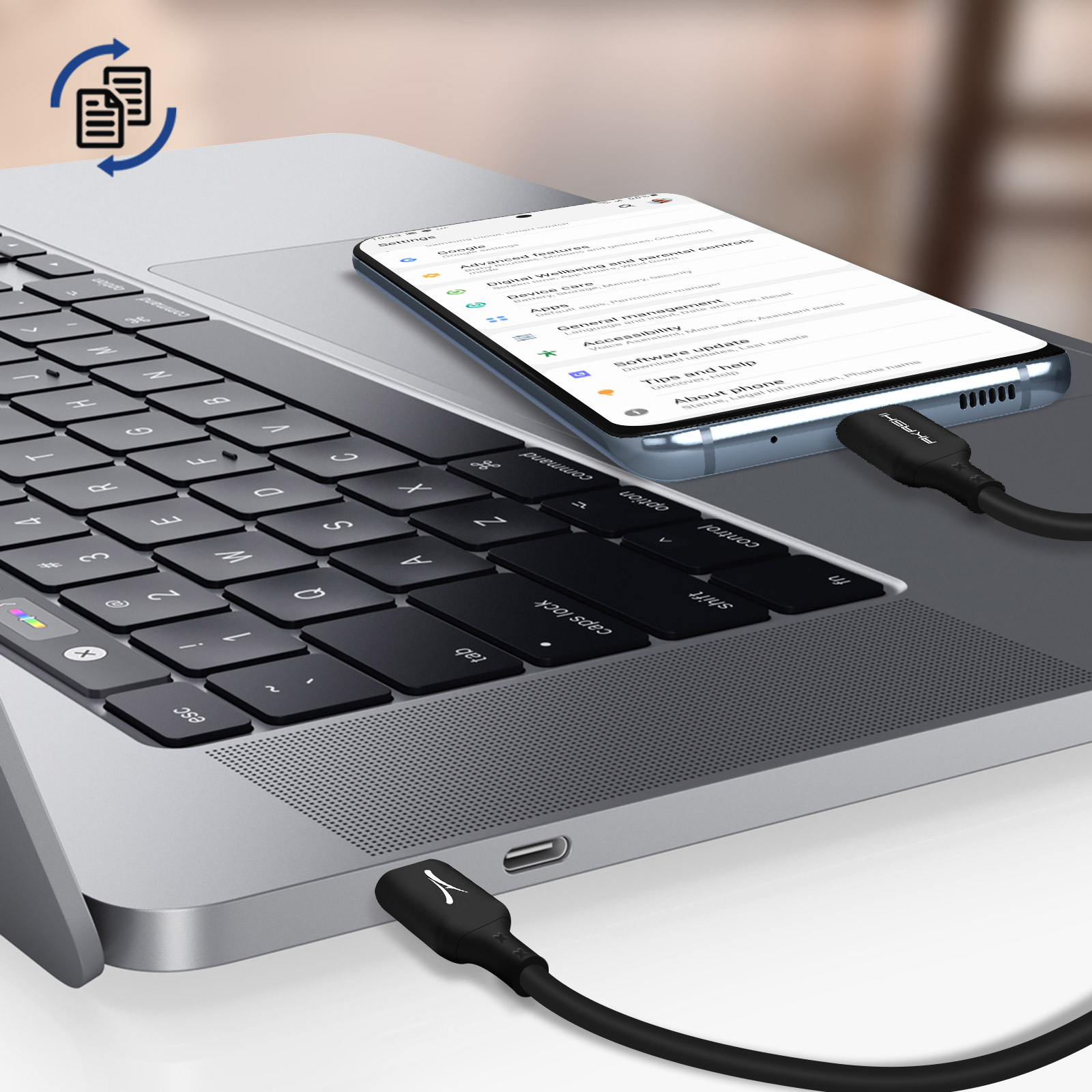 Laptop con telefono collegato tramite cavo nero. Il telefono mostra le impostazioni.