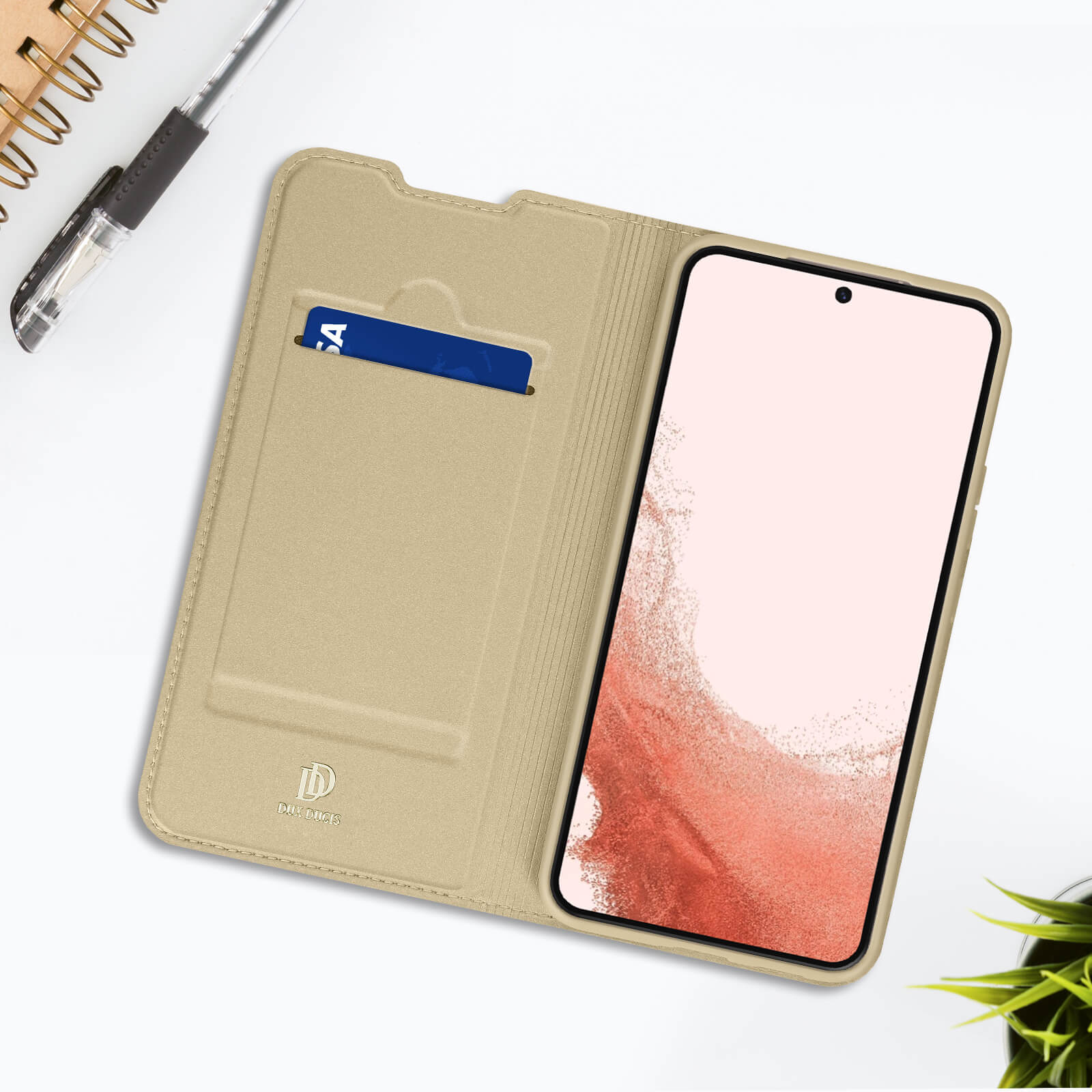 Custodia beige aperta con telefono. Carta di credito nell'alloggiamento.