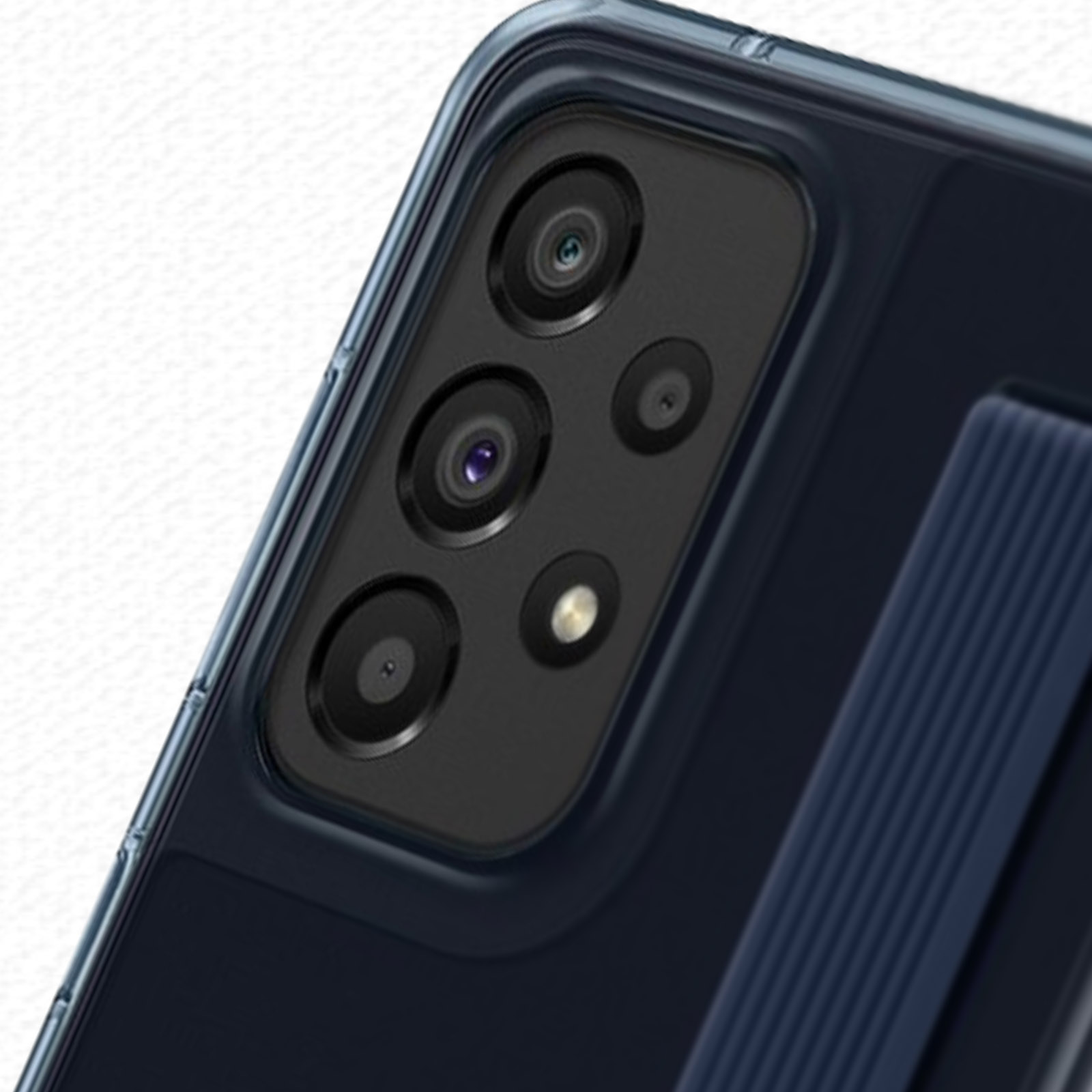 Nahaufnahme einer Telefonkamera. Vier Linsen sind sichtbar. Die Handyhülle ist dunkelblau.