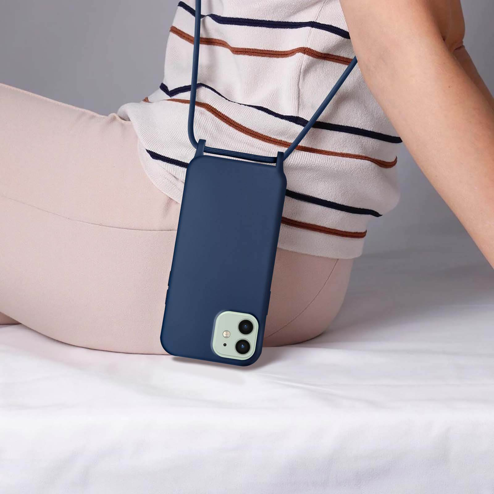 Telefon in blauer Hülle mit Lanyard. Person trägt die Handyhülle.