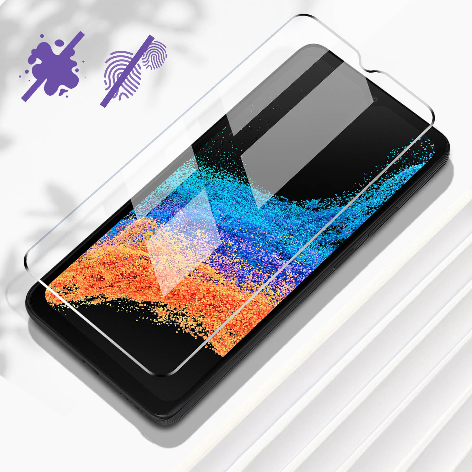 Protecteur d'écran de smartphone sur un téléphone noir. Le protecteur comporte des symboles indiquant une résistance aux empreintes digitales et aux taches.