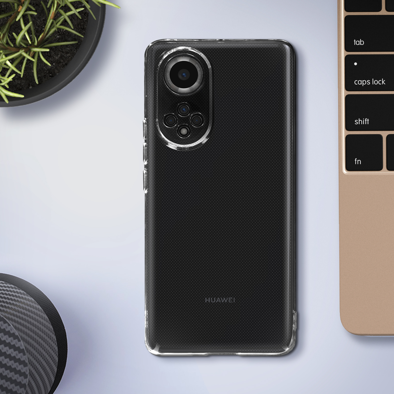 Una custodia trasparente con più fotocamere. Il telefono è su una scrivania accanto a una tastiera.