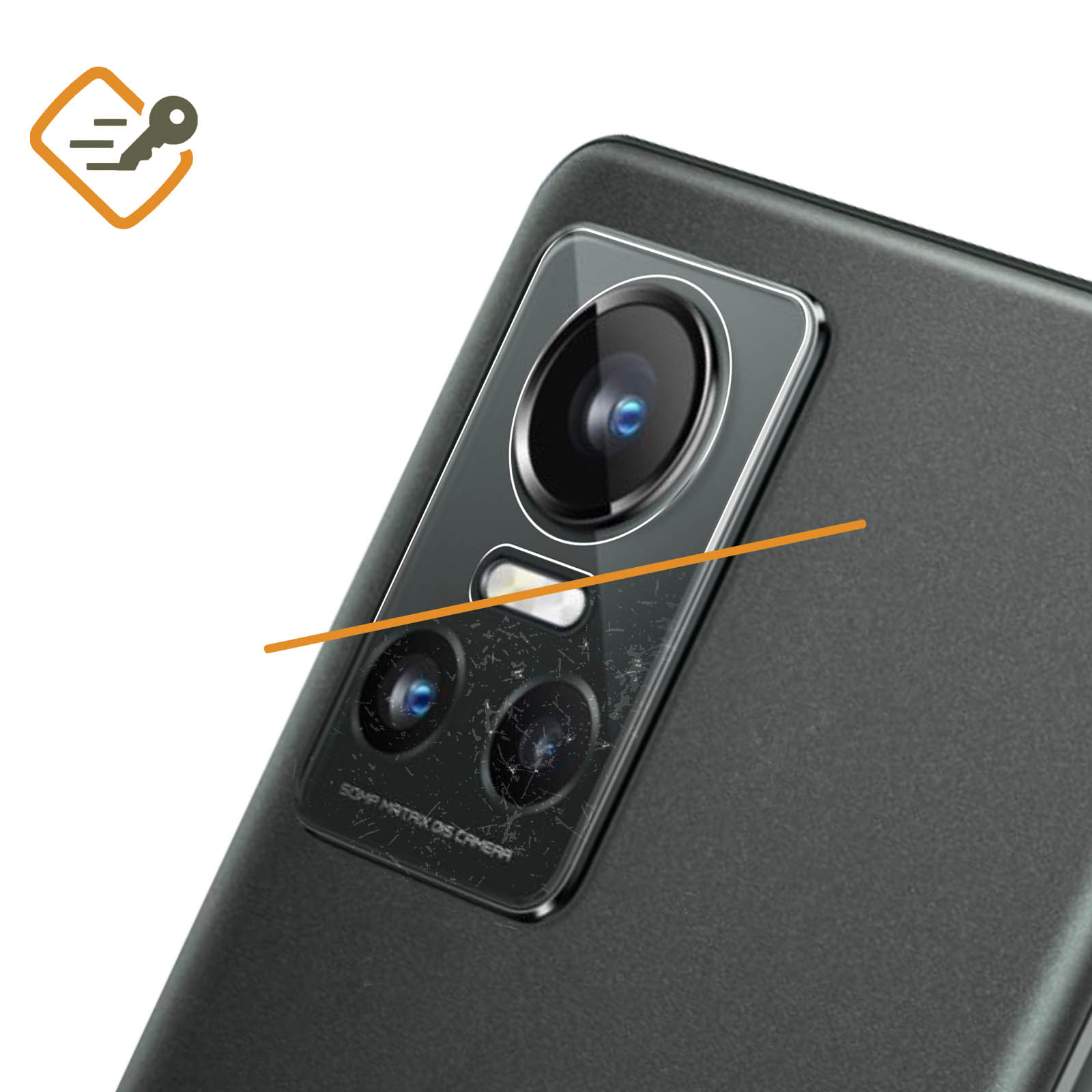 Primo piano dell'obiettivo della fotocamera di un telefono, con graffi. Un logo in alto a sinistra.