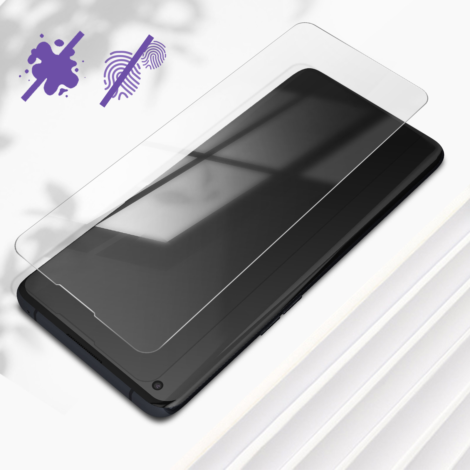 Een telefoon met een schermbeschermer aangebracht. Het scherm toont reflecties, met beschermingssymbolen.
