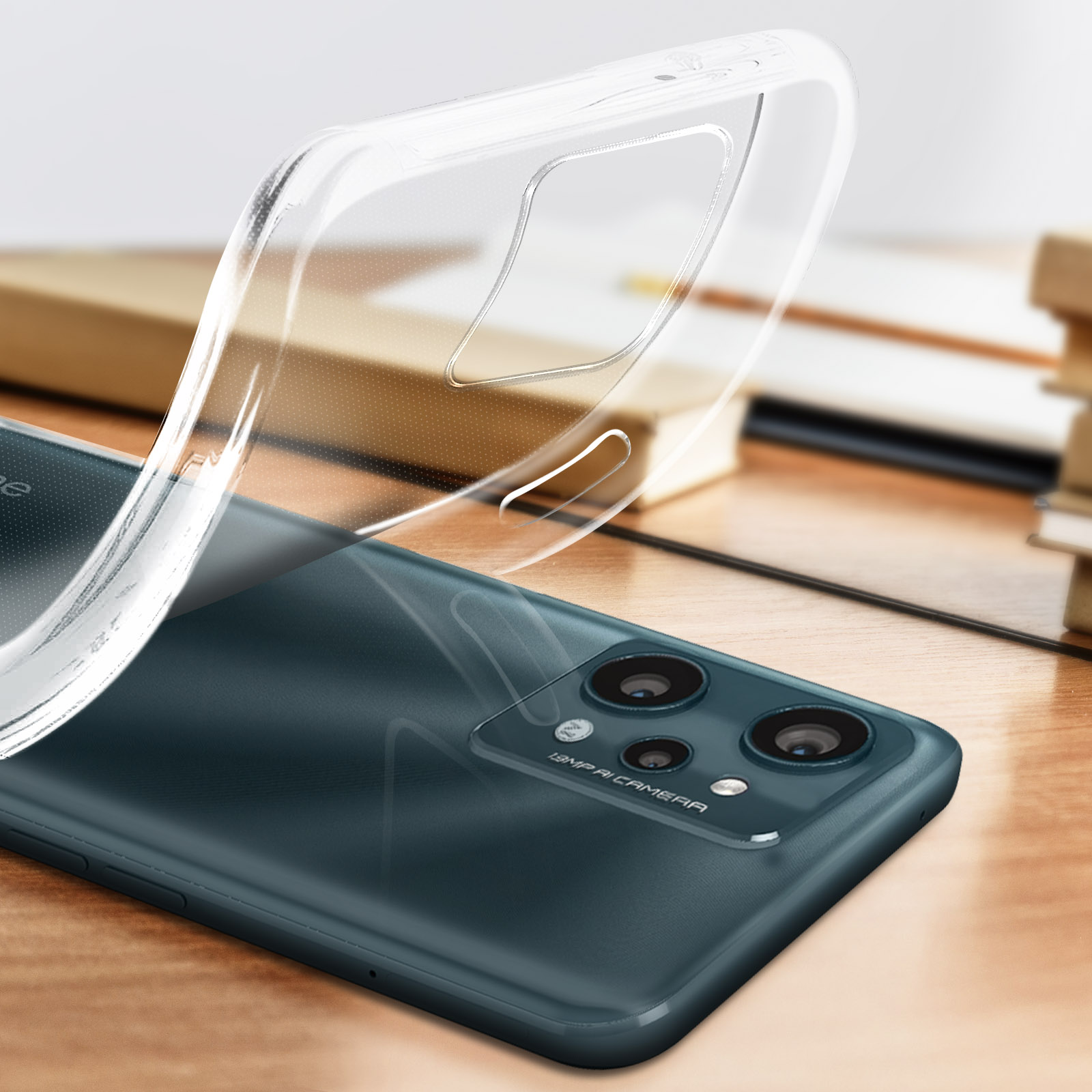 Telefono e custodia trasparente su un tavolo. Il telefono è blu. Libri sullo sfondo.