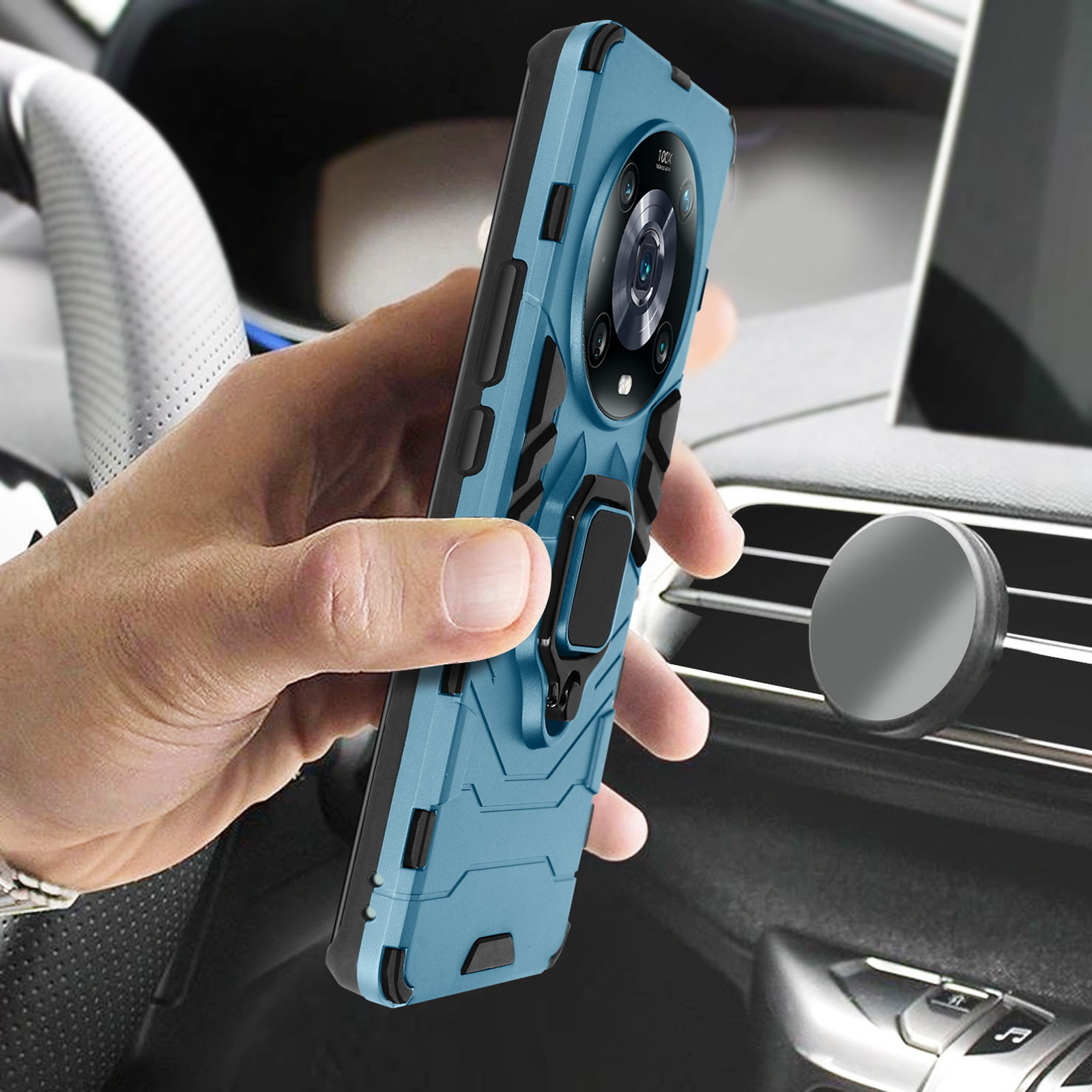 Custodia per telefono blu con supporto ad anello. Tenuta da una mano all'interno di un'auto.