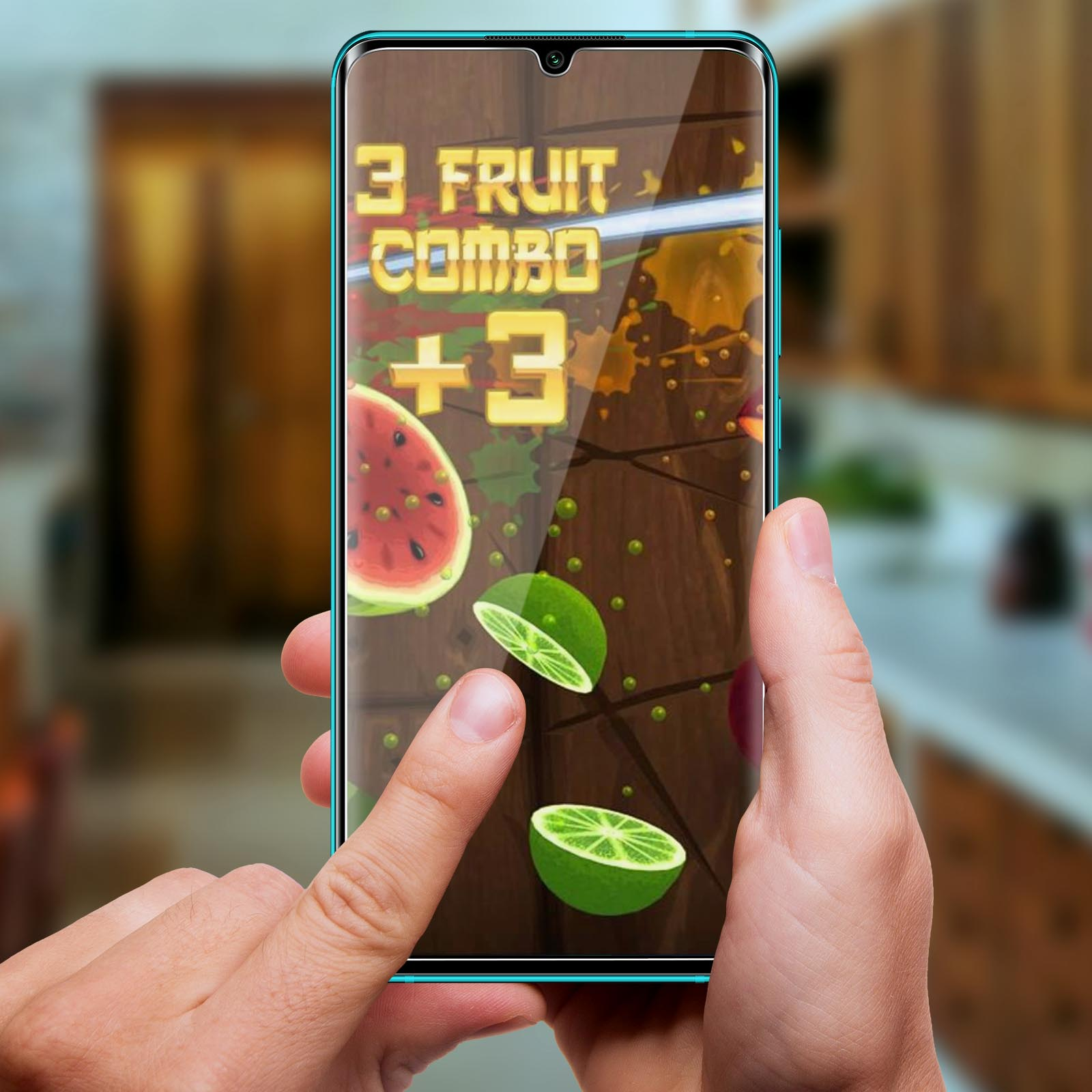 Mano che tocca lo schermo del telefono con un gioco di taglio della frutta.