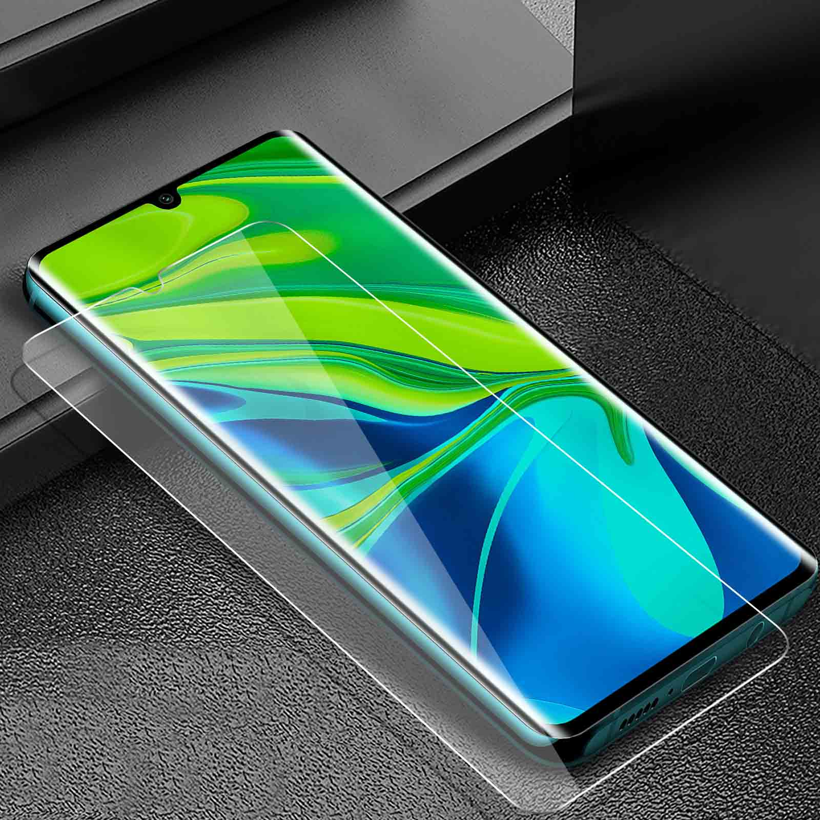 Un telefono con un proteggi schermo. Lo schermo ha un design blu e verde, su una superficie nera.