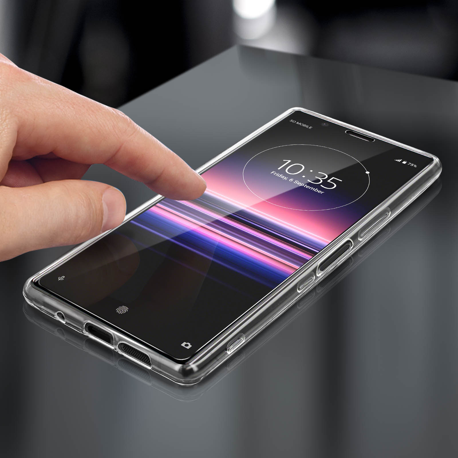 Hand berührt Telefonbildschirm auf schwarzer Oberfläche. Das Telefon zeigt Zeit und Datum an.