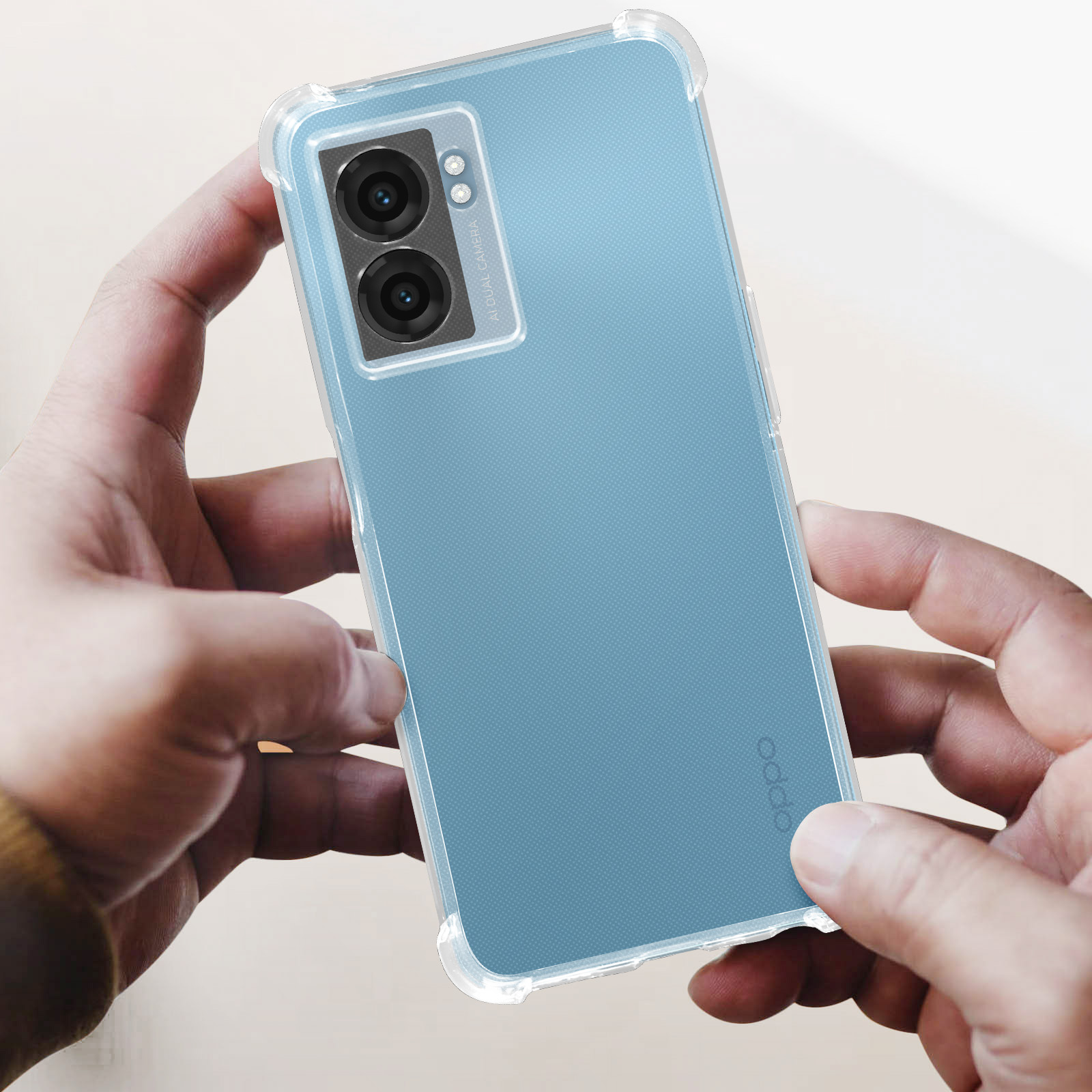 Custodia trasparente protegge telefono blu in mani. Sfondo: parete liscia.