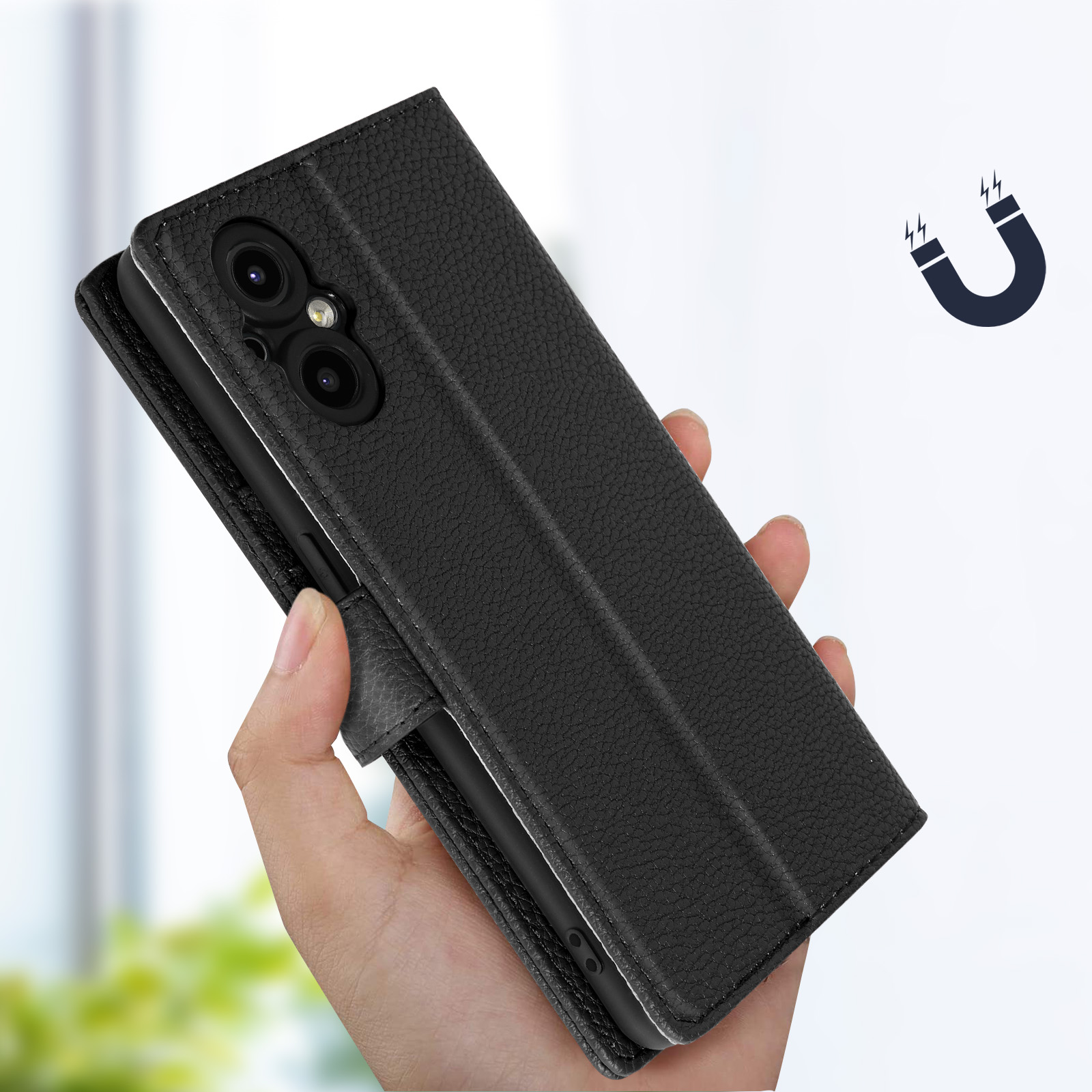 Mano che tiene una custodia per telefono nera con un design strutturato, la custodia è aperta. Un magnete è visibile.