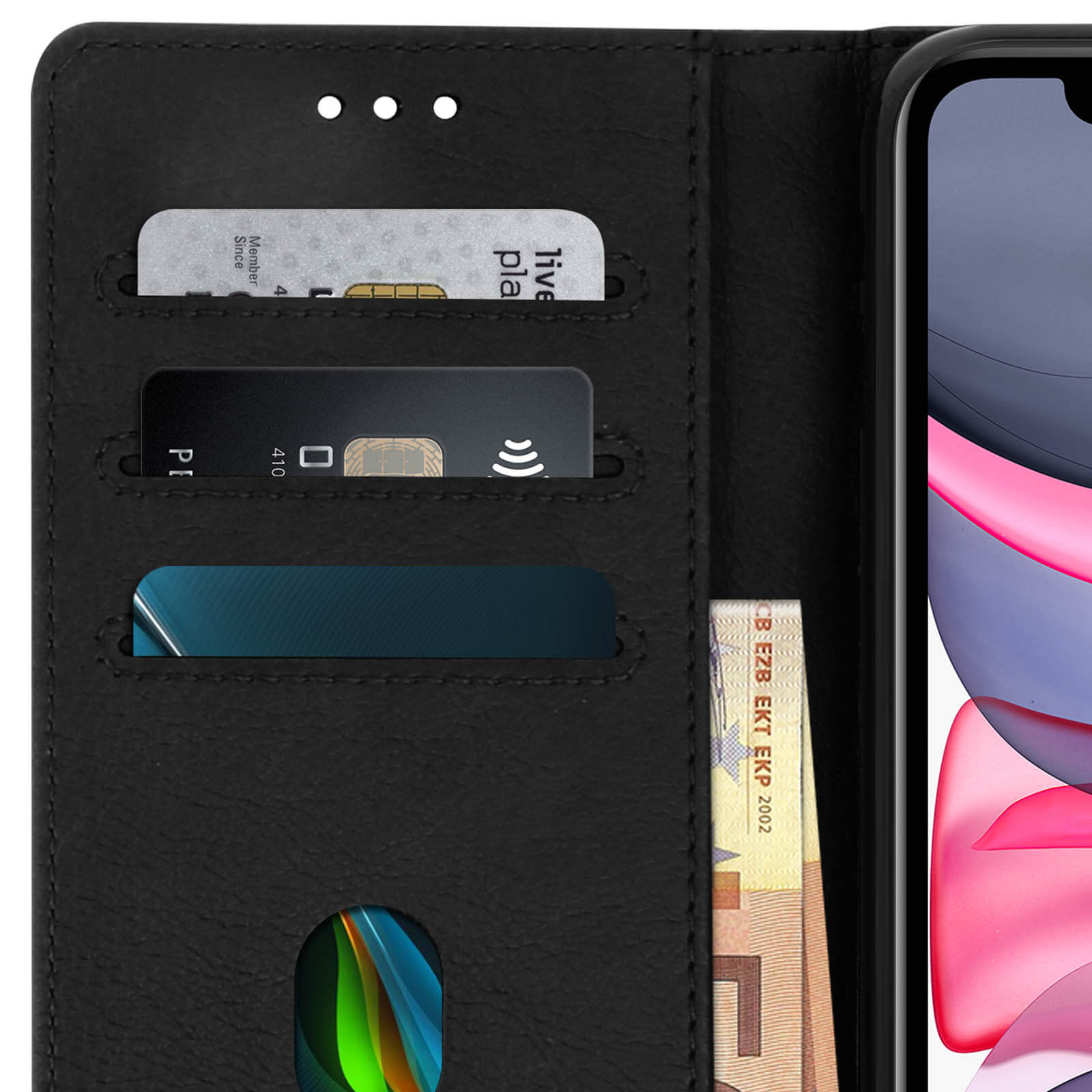 Zwarte telefoonportemonnee open, met kaarten en geld, telefoonscherm.