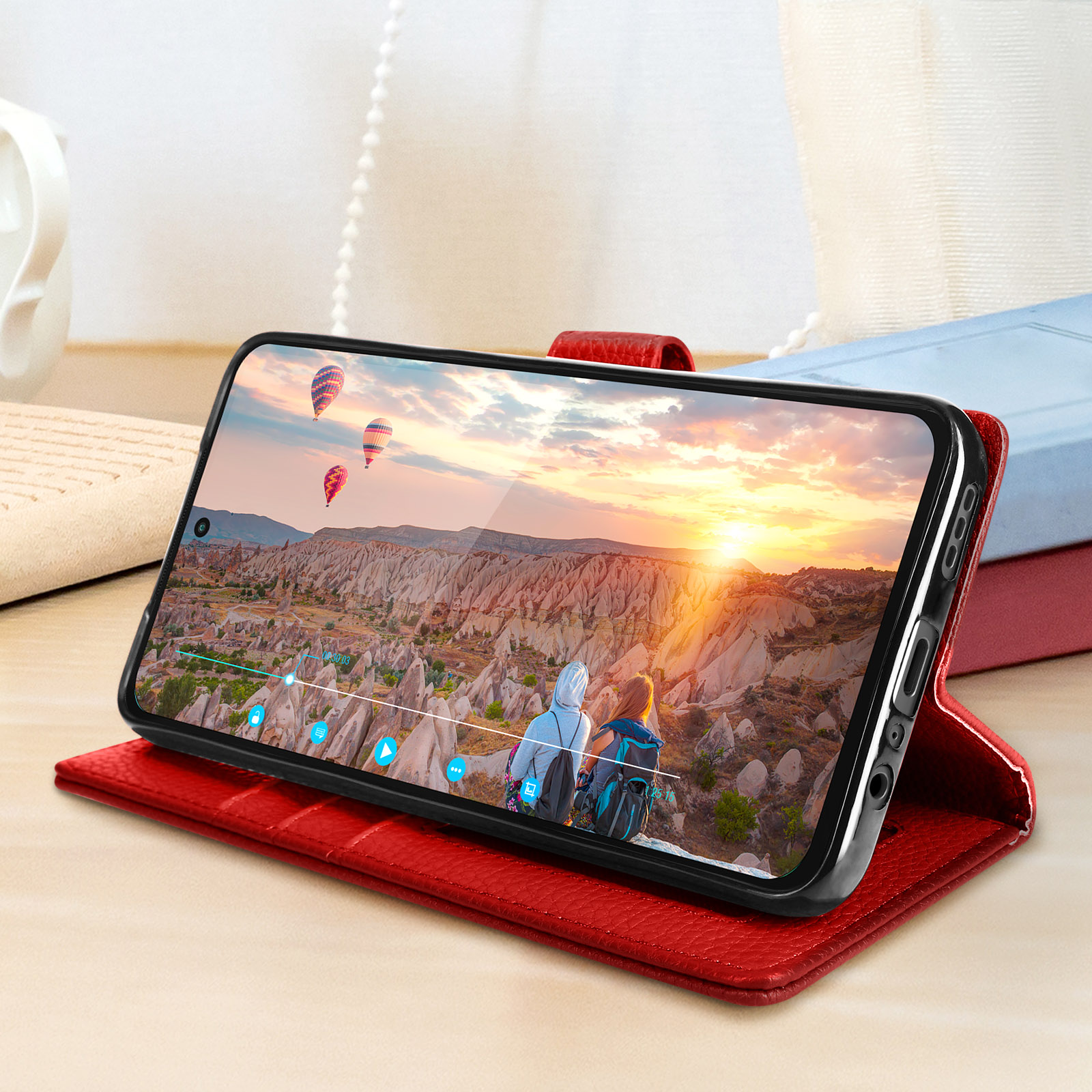 Telefono che mostra un tramonto, in custodia di pelle rossa.