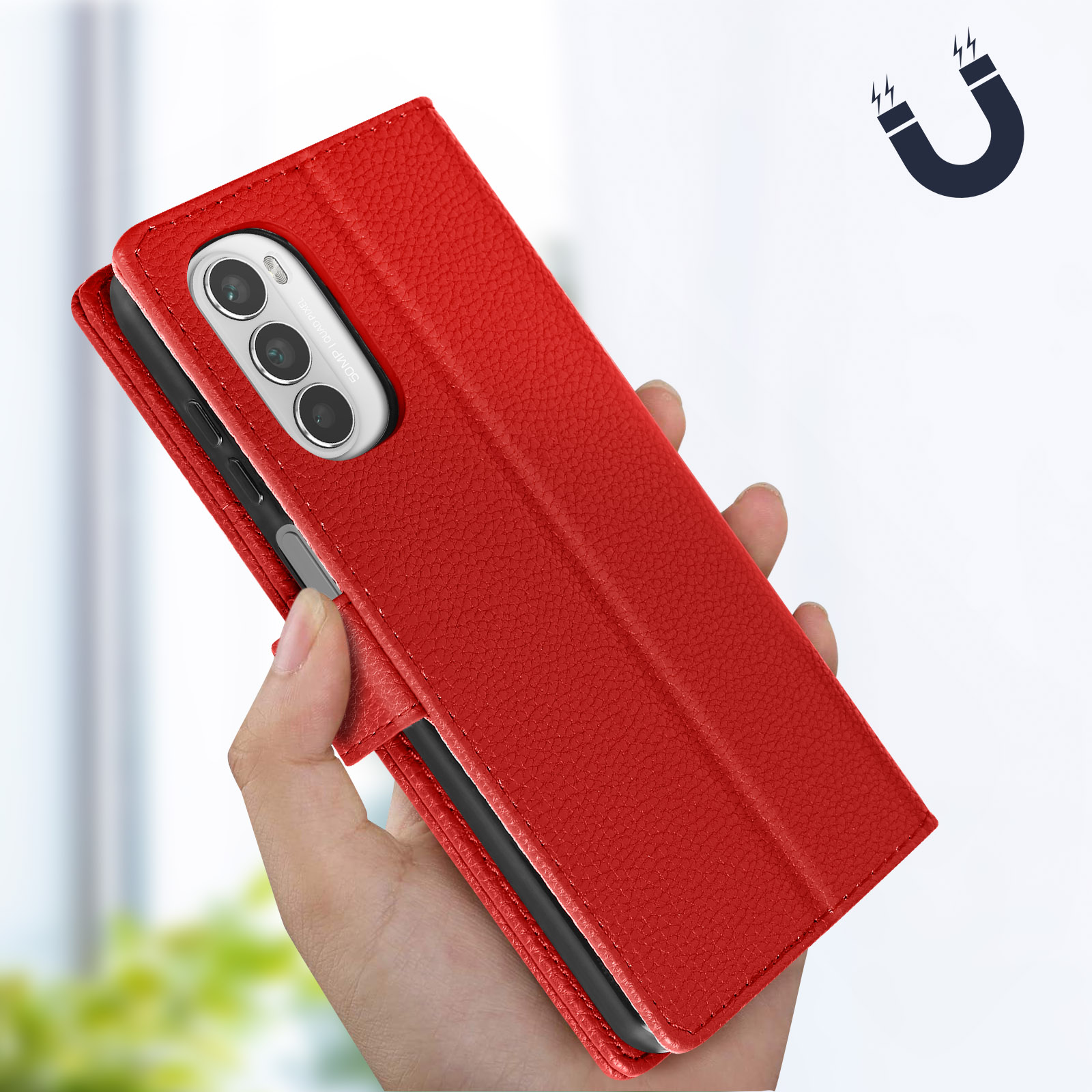 Una custodia per telefono rossa con chiusura magnetica, tenuta in mano. Un simbolo di magnete è sopra.
