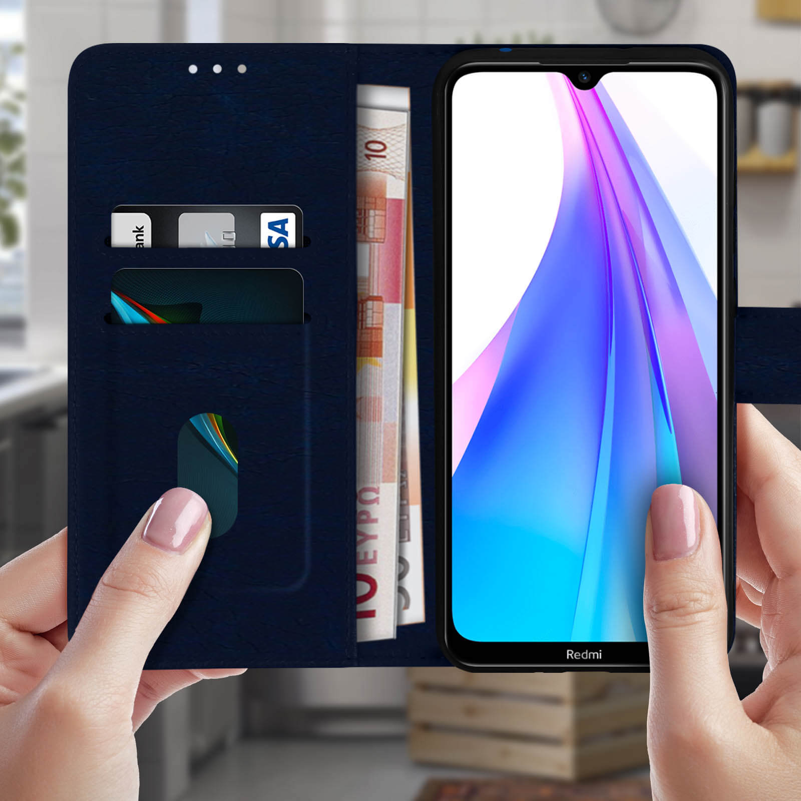 Mani che tengono una custodia blu per telefono con un telefono che mostra un design colorato. Sono visibili denaro e carte.