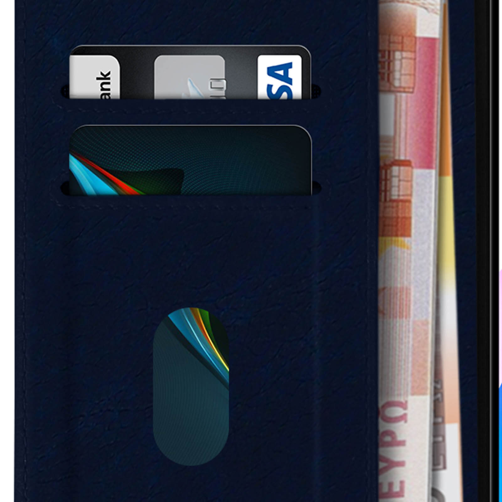 Primo piano di una custodia per telefono con carte e denaro all'interno. La custodia è blu. Sfondo bianco.