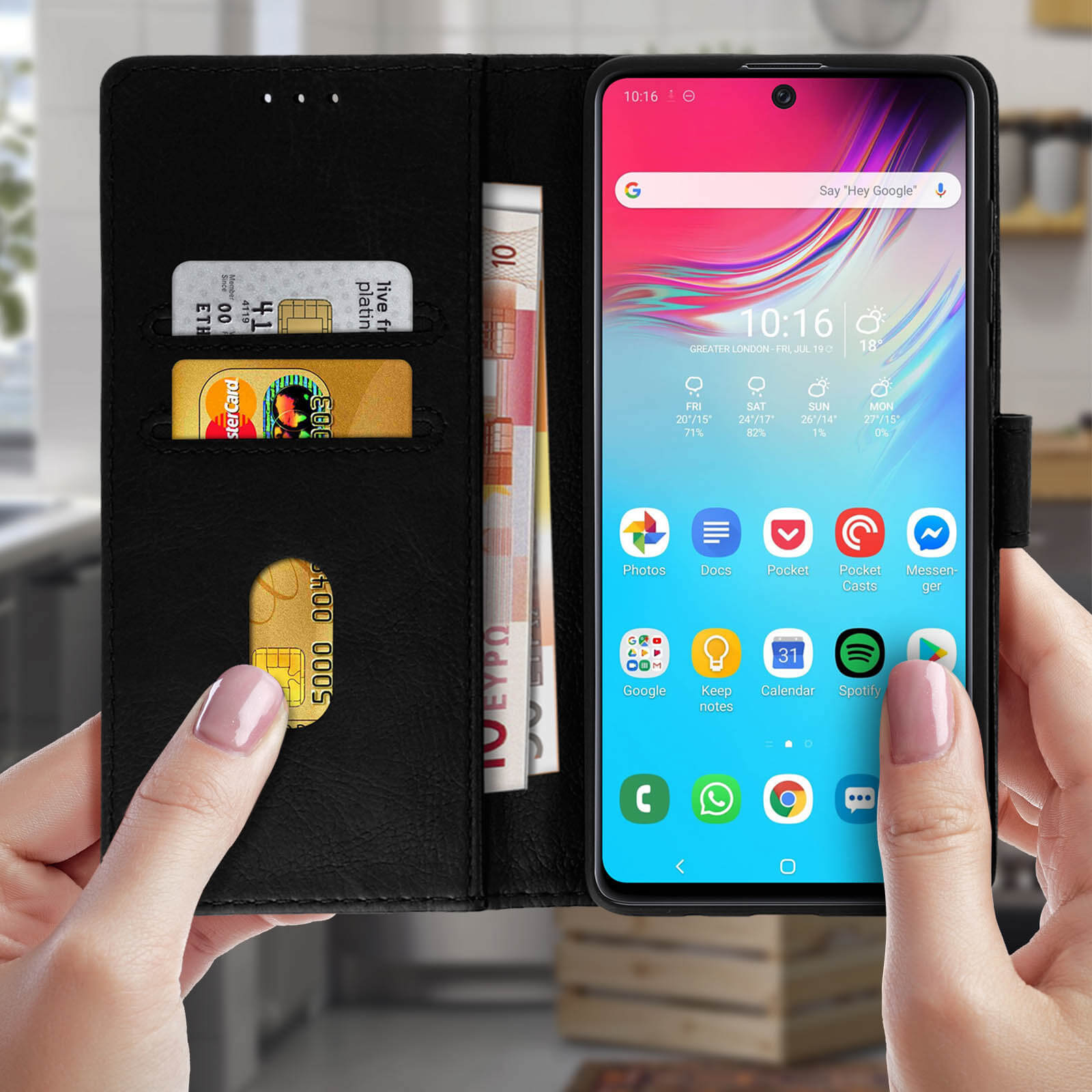 Custodia nera aperta con carte e denaro. Il telefono mostra la schermata iniziale.