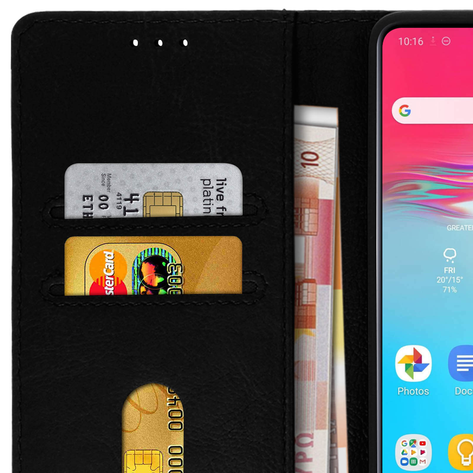 Custodia nera per telefono, aperta. Mostra schermo, carte e denaro. Lo schermo mostra l'interfaccia.