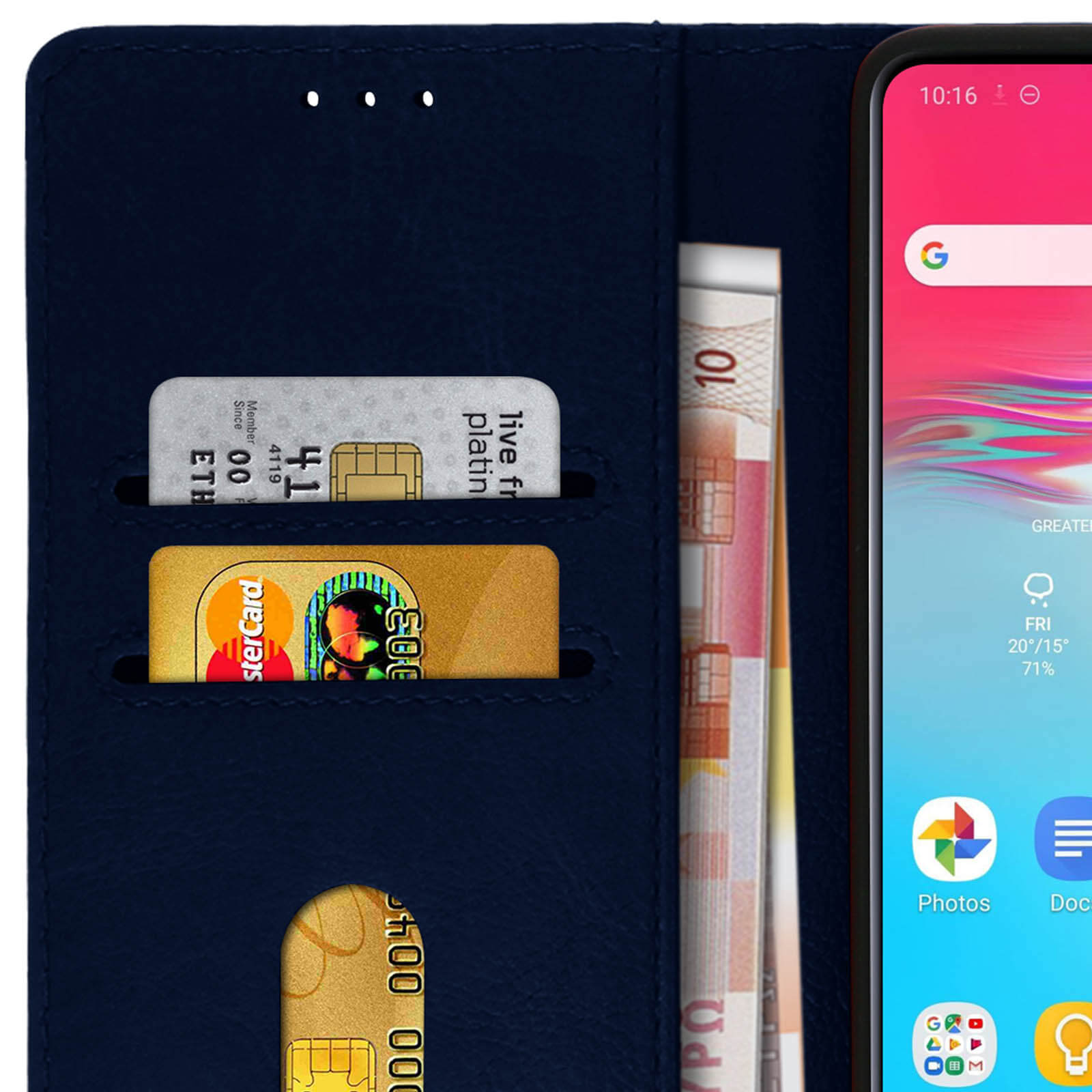Un étui de téléphone portefeuille bleu foncé avec un téléphone à l'intérieur, montrant un écran d'accueil avec des cartes et de l'argent.