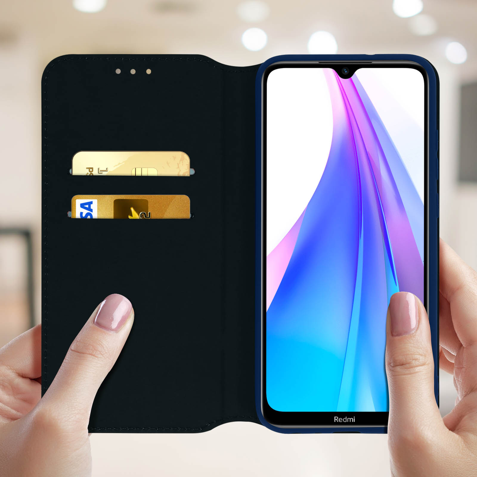 Mani che tengono una custodia blu per telefono con un telefono. Il telefono mostra uno schermo.