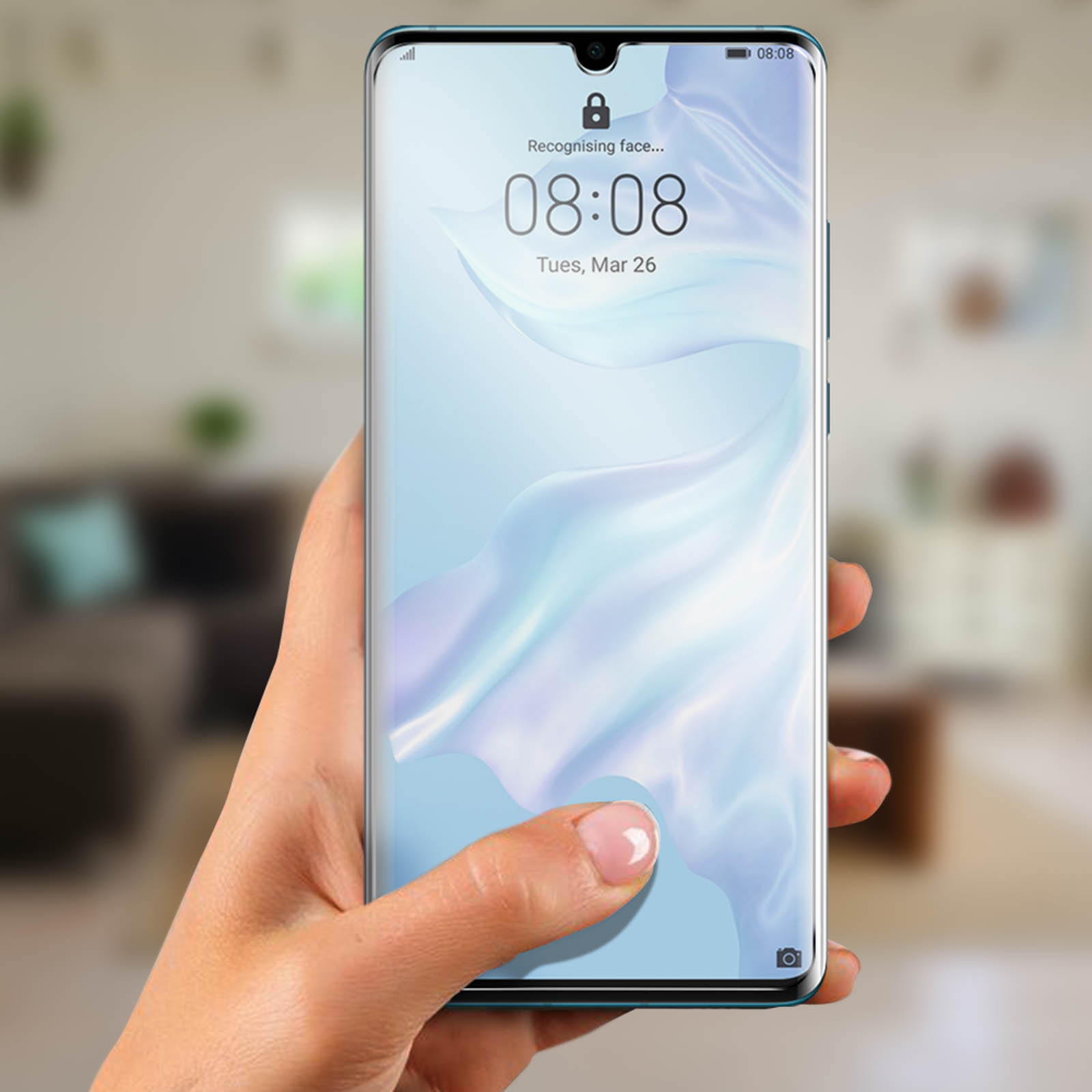Telefono con protezione schermo. Mano tocca telefono, mostra schermata blocco.