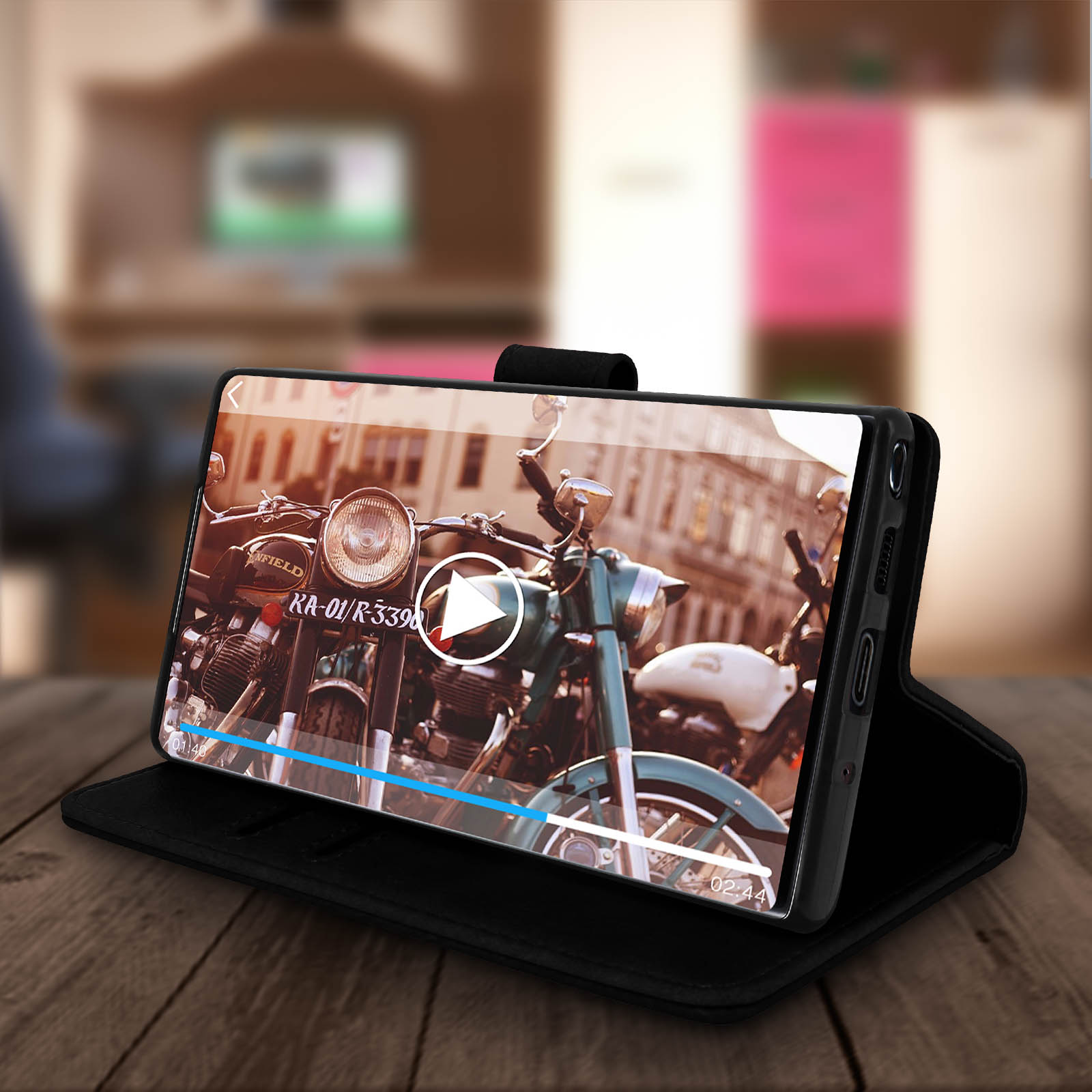 Un telefono in una custodia nera che mostra un video di motociclette.