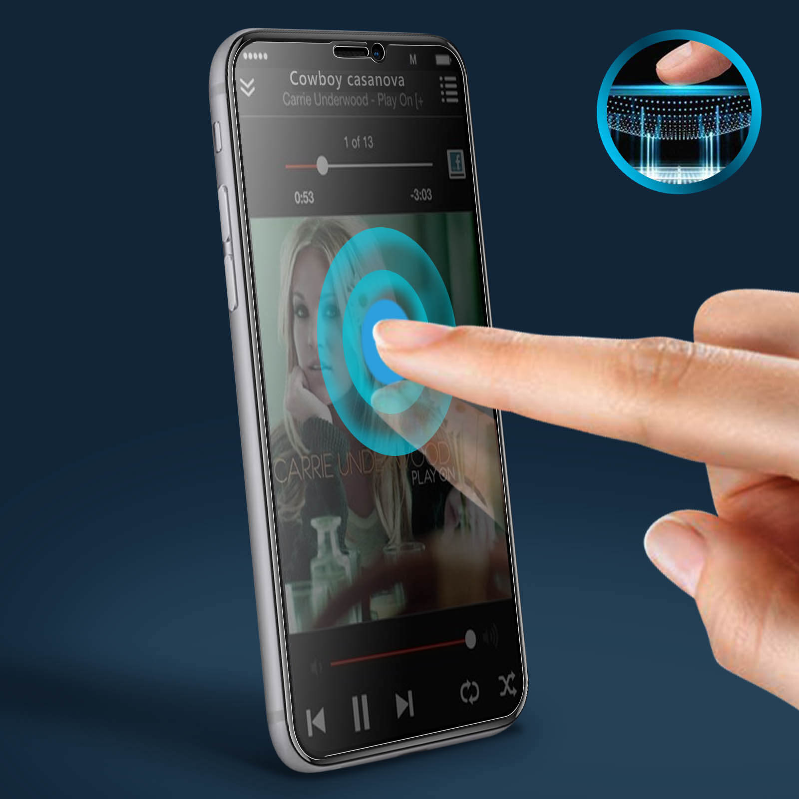 Una mano tocca lo schermo di un telefono con l'interfaccia di un lettore musicale. Il telefono ha una protezione.