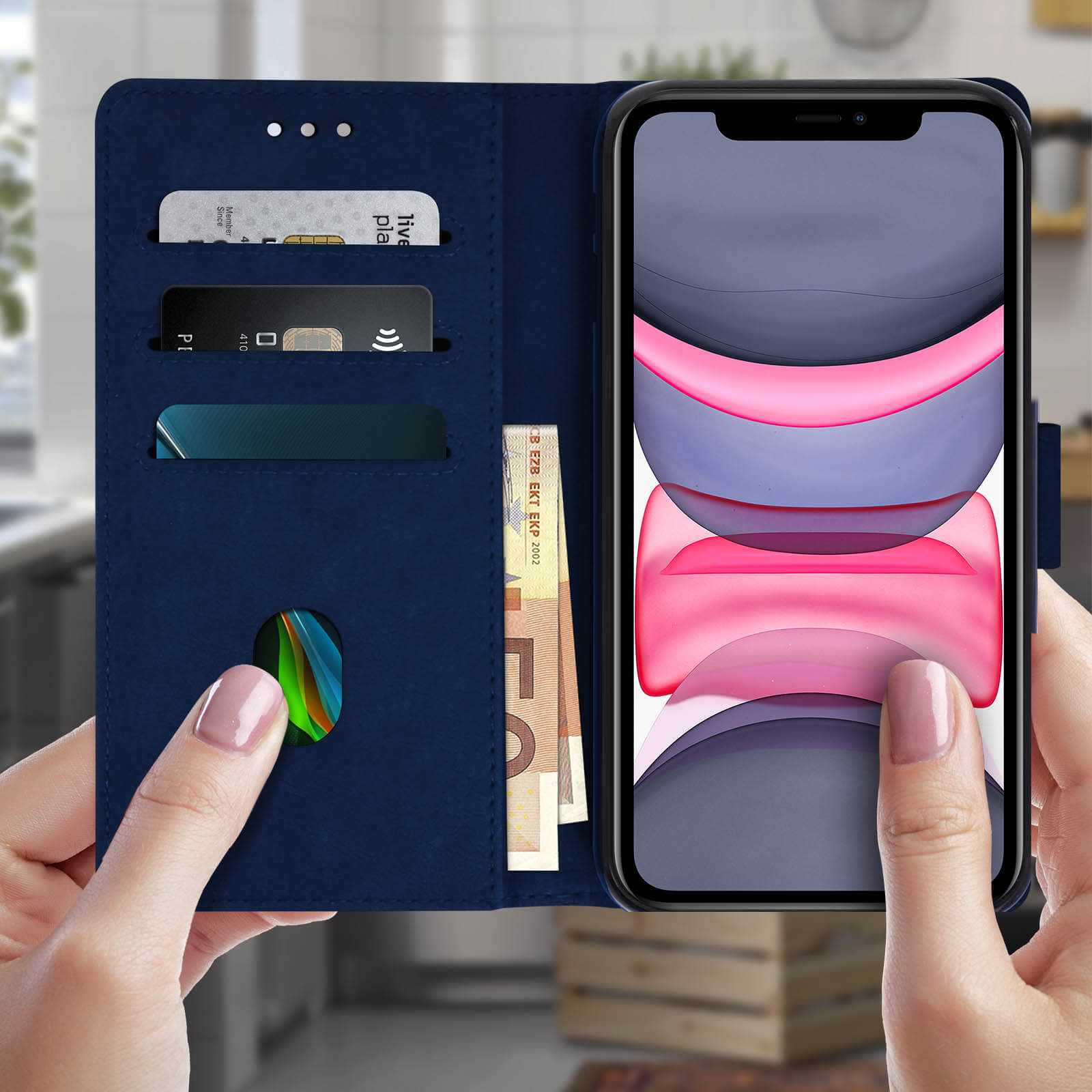 Mani che tengono una custodia a portafoglio blu, con carte e denaro visibili.
