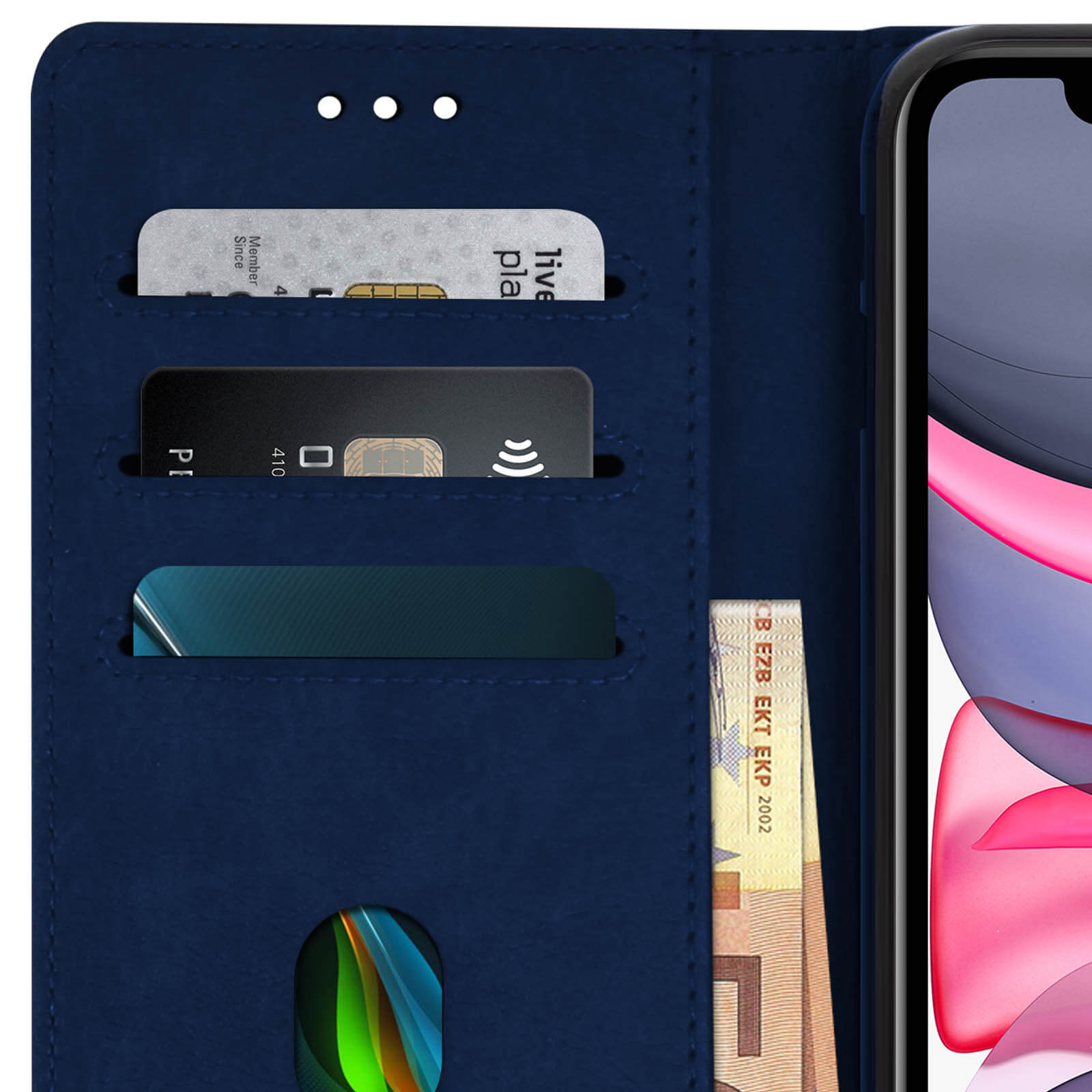Primo piano di una custodia blu navy, con carte e una banconota visibili.