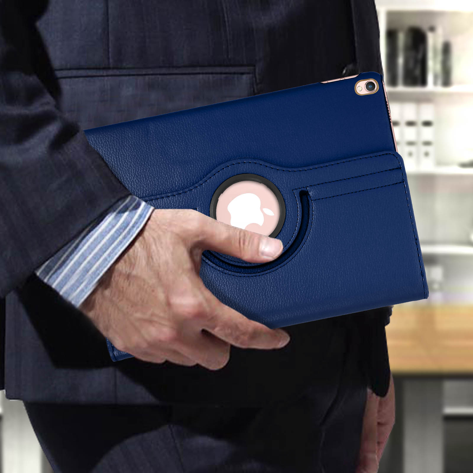 Tablet in una custodia blu tenuto da una persona.
