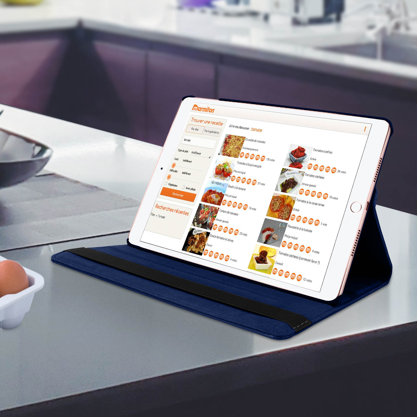 Tablet su un tavolo mostra un'app di ricette. Un vassoio con uova è nell'angolo sinistro.