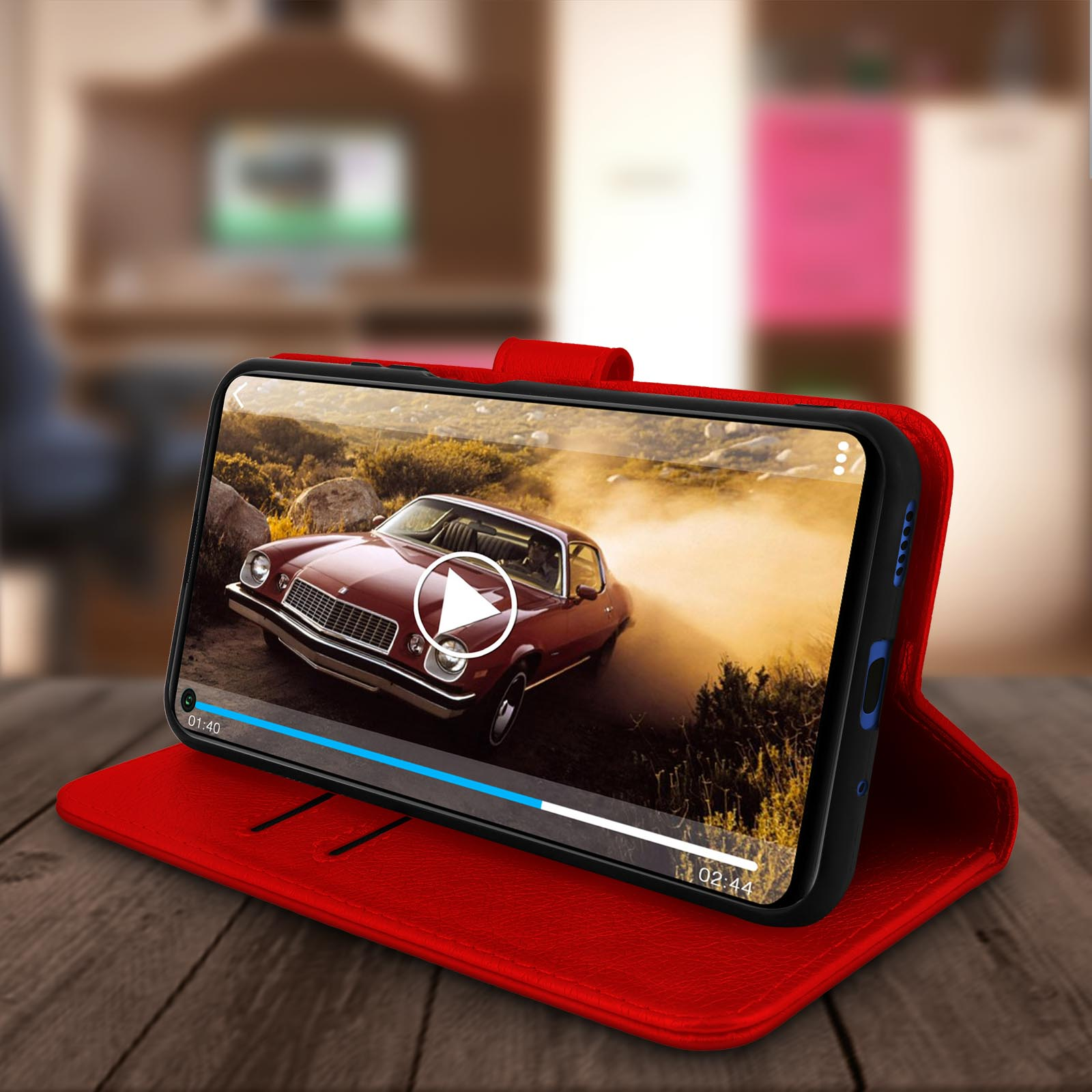 Funda de teléfono roja con video en reproducción. La funda abierta en mesa de madera.