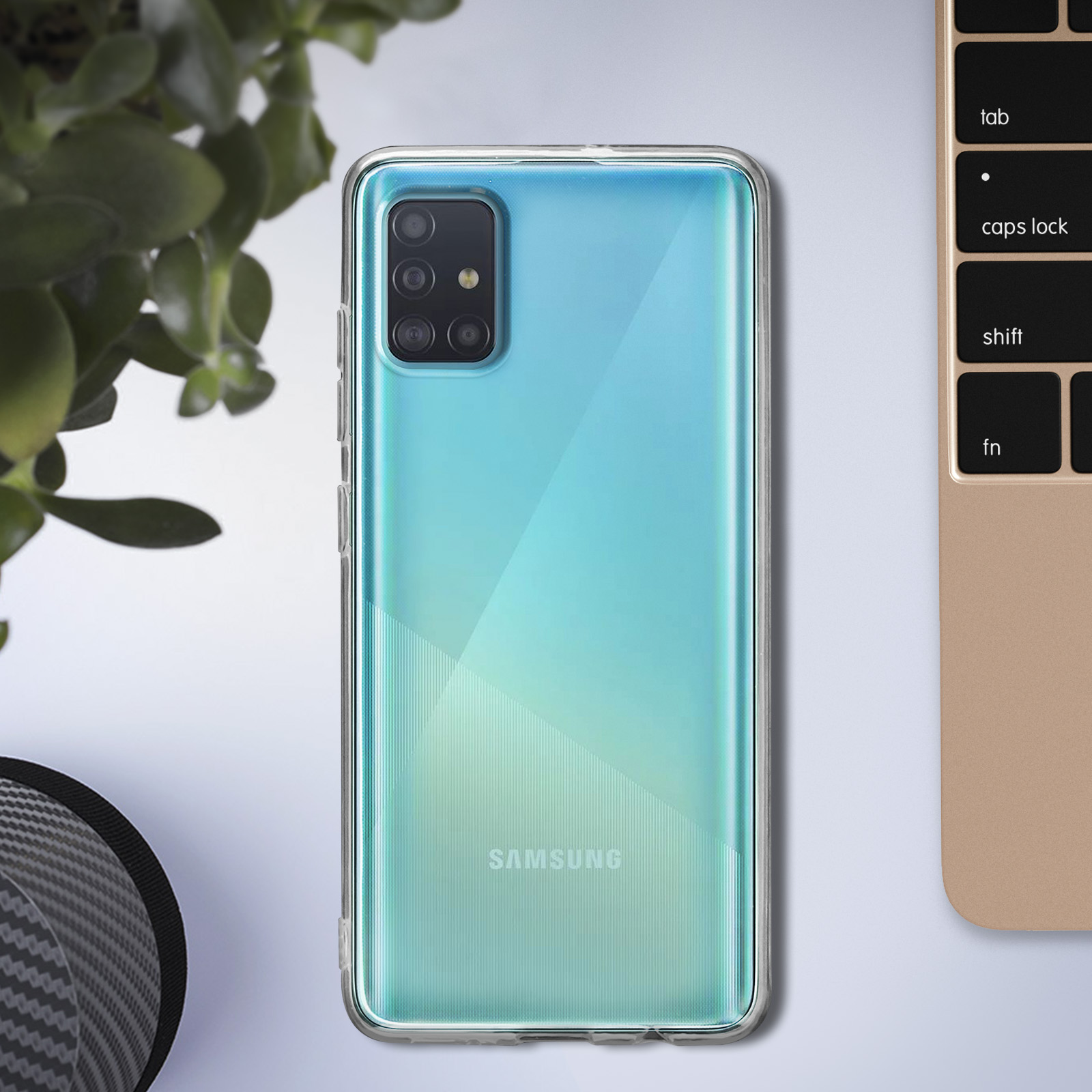 Een blauwgroene smartphone met een transparante hoes, naast een toetsenbord.