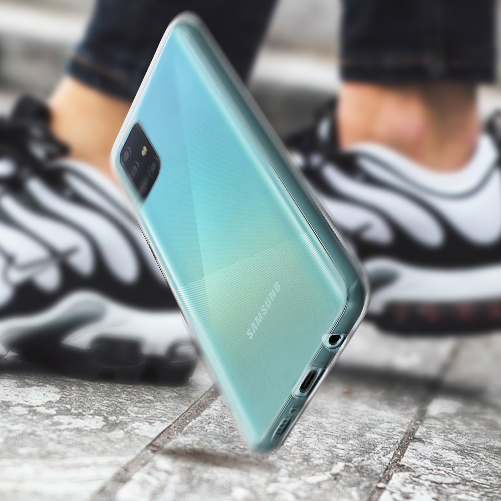 Een telefoonhoes in een lichtblauwe-groene tint, met een telefoon erin, voor benen.